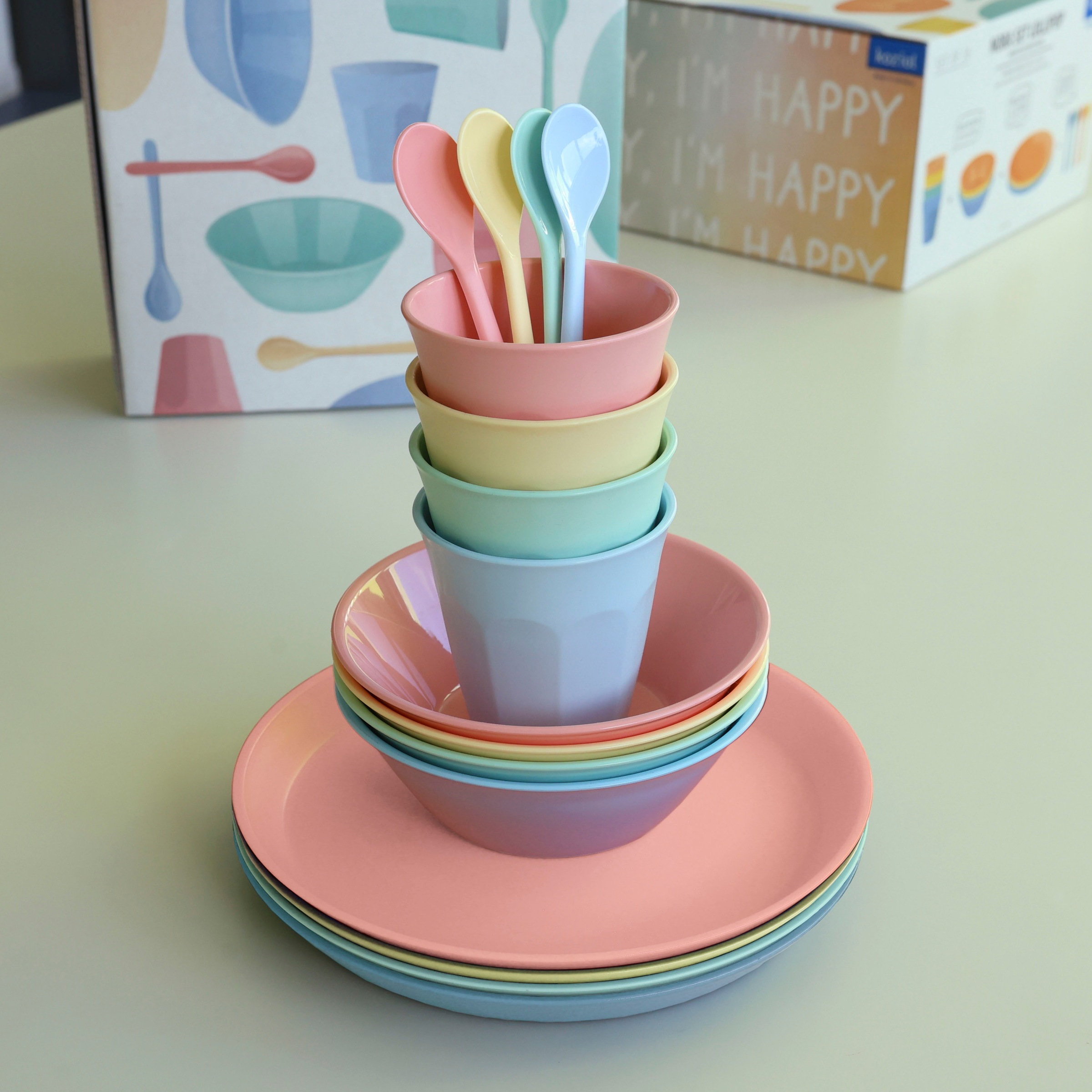 KOZIOL Geschirr-Set »NORA SET MACARONS«, (Set, 16 tlg., 4x Teller, 4x Schale, 4x Becher, 4x Löffel), 100% recycelbar, 100% made in Germany, 100% melaminfrei