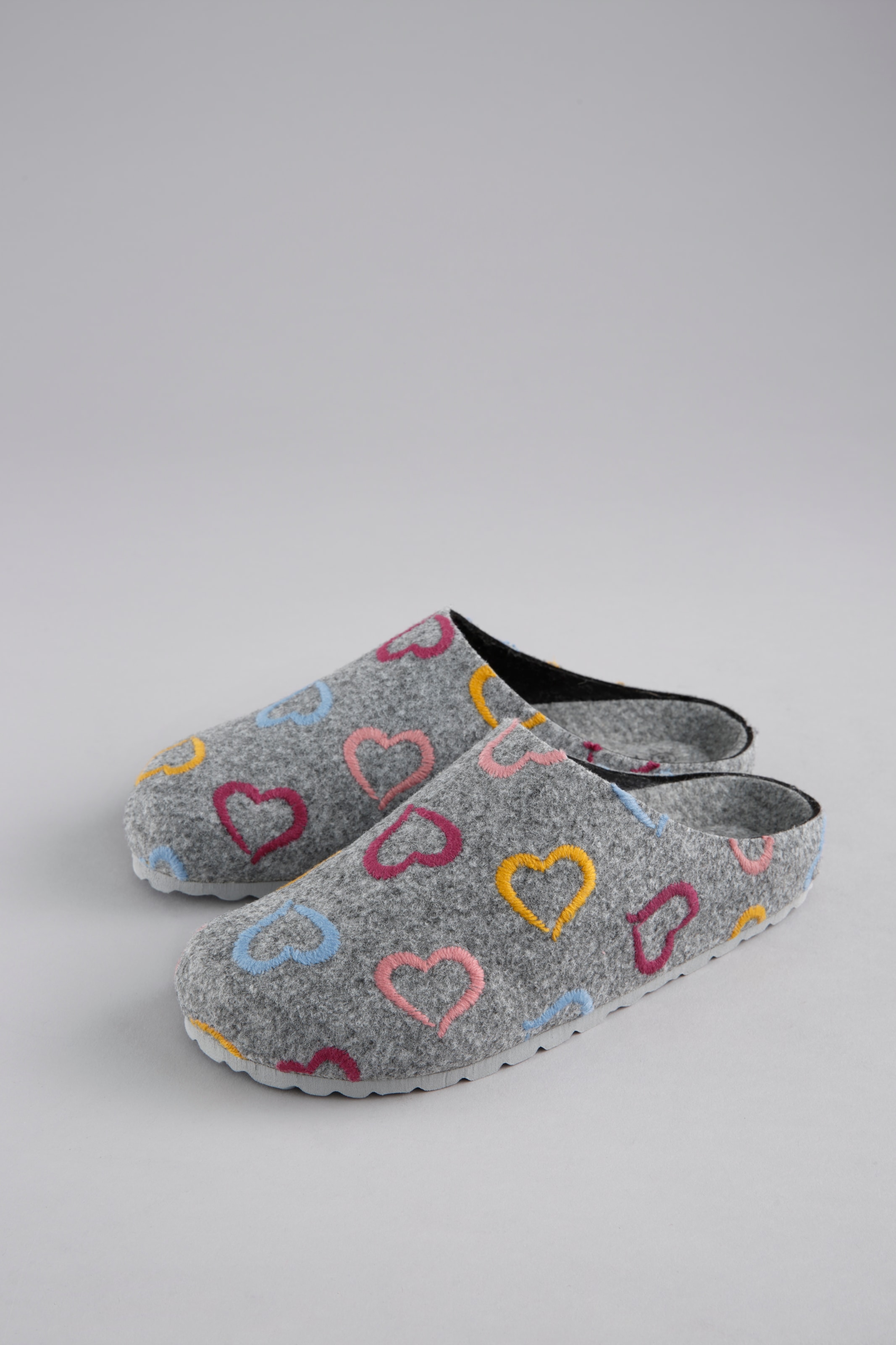 Aniston SHOES Clog, Homeslipper, Hausschuh mit süßer Herzchen-Stickerei - NEUE KOLLEKTION