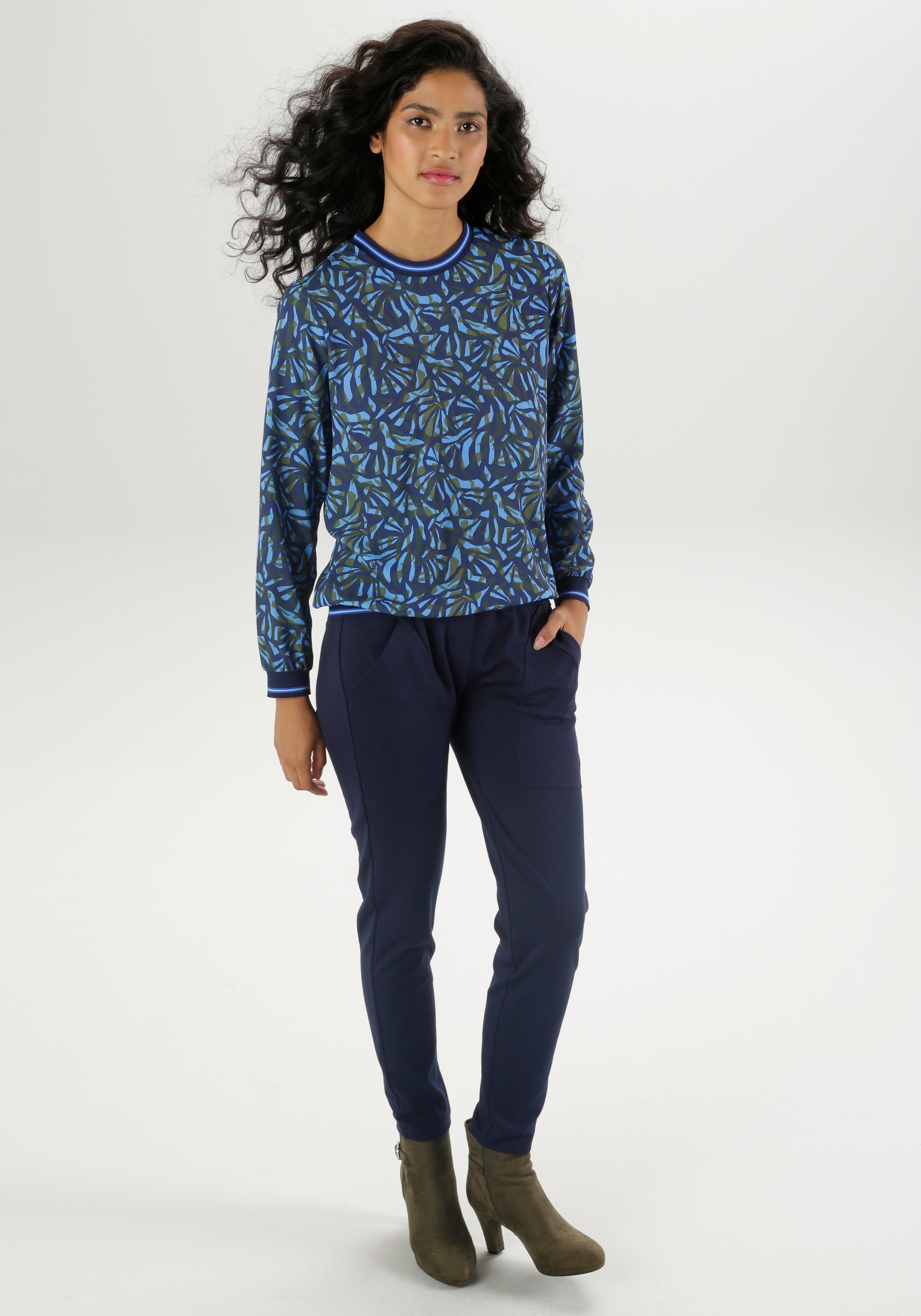 Aniston SELECTED Shirtbluse, mit aufregendem Druck und legerer Passform