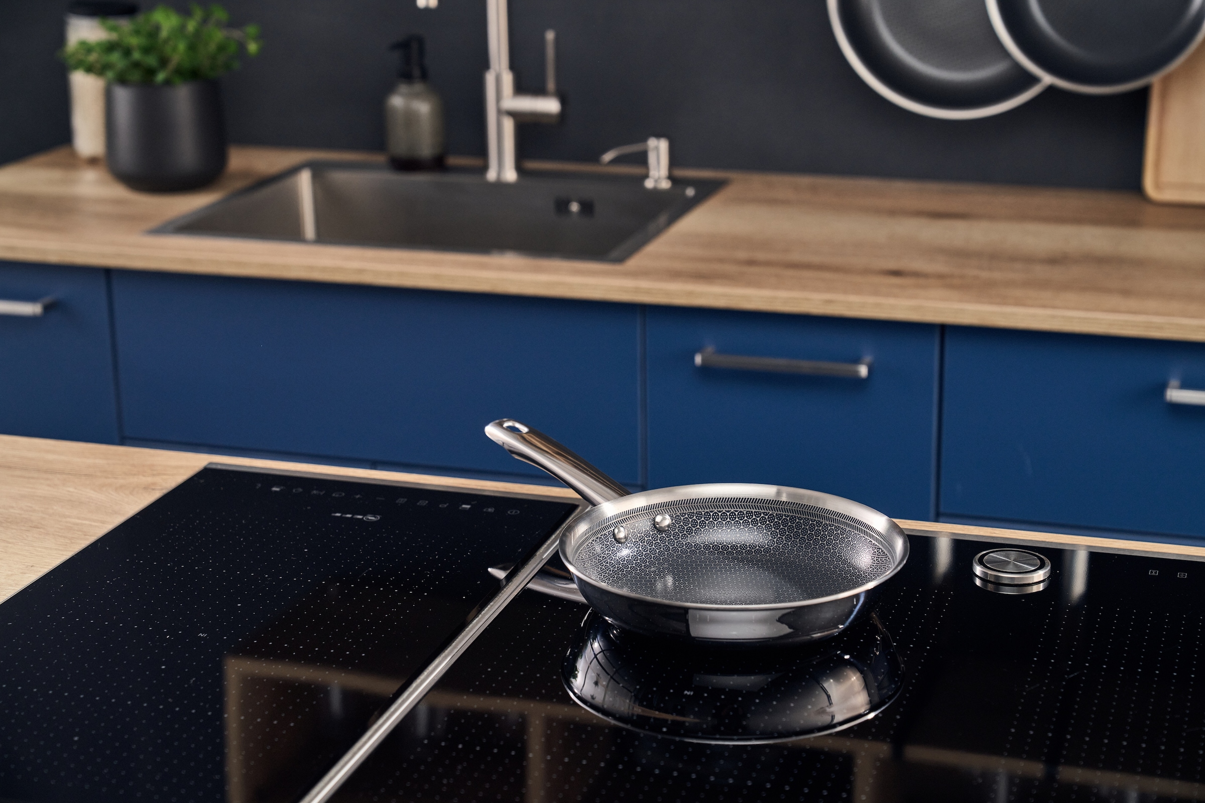 HENCKELS by ZWILLING Bratpfanne »Valley« Edelstahl 1 tlg. Keramikbeschichtung, Soft-Touch-Griffe, fettarmes Braten, Edelstahl