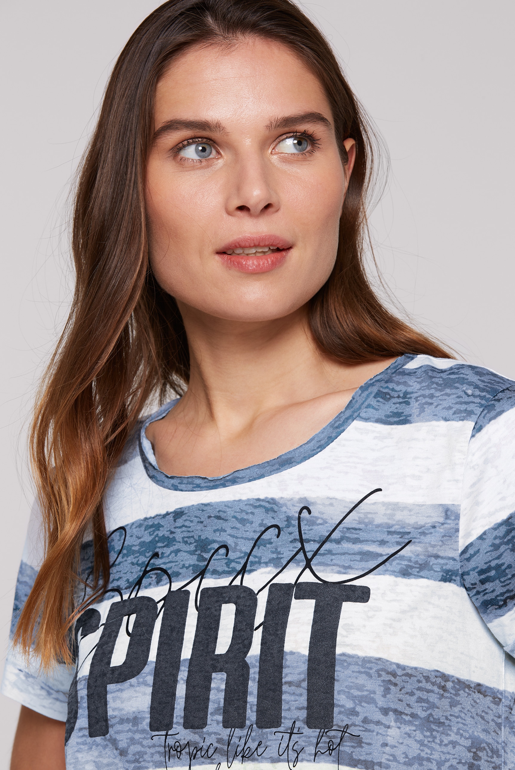 SOCCX Rundhalsshirt, mit Ausbrenner-Effekten