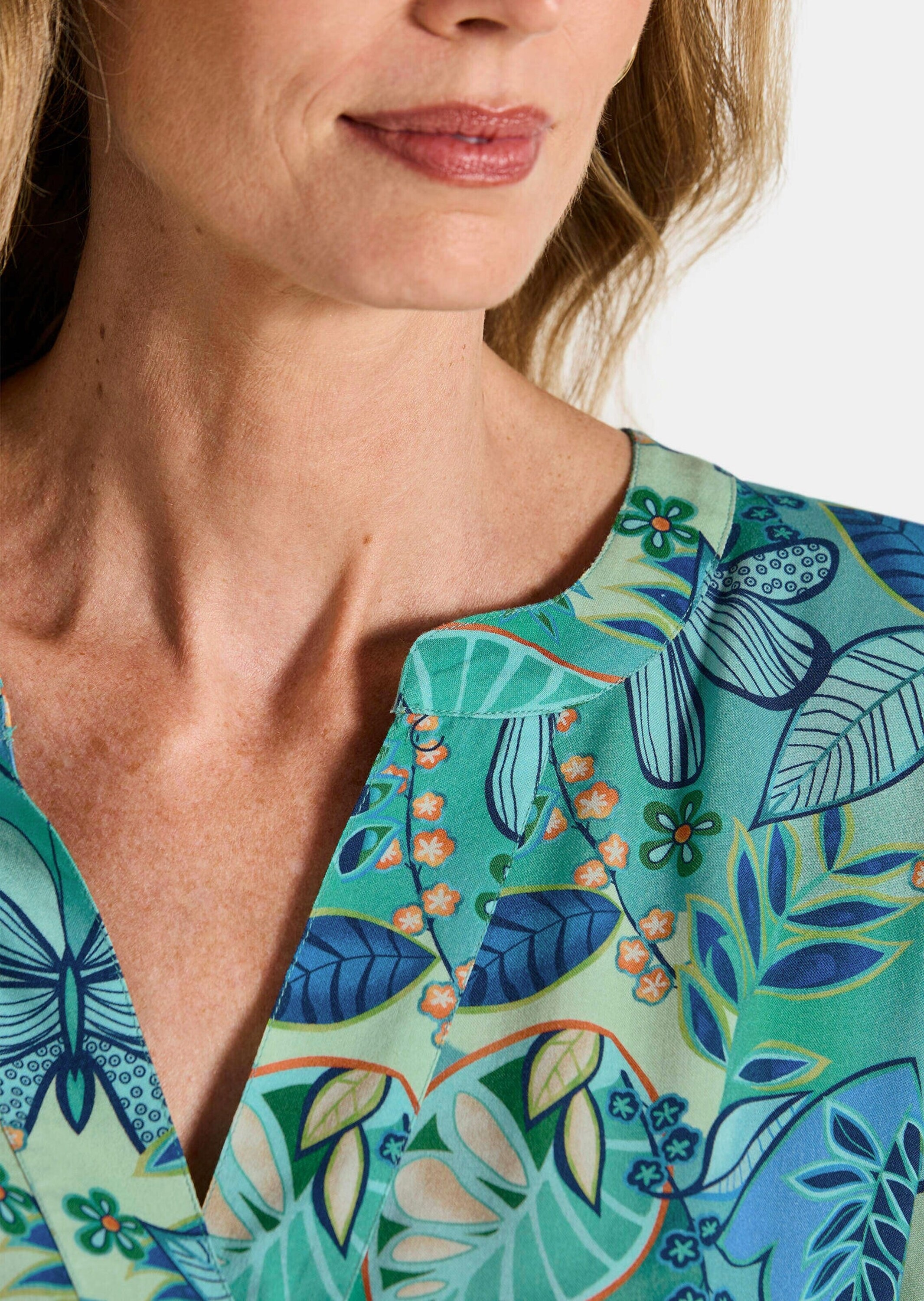 GOLDNER Sommerkleid »Viskosekleid mit floralem Muster« seitliche Eingrifftschen an der Seitennaht