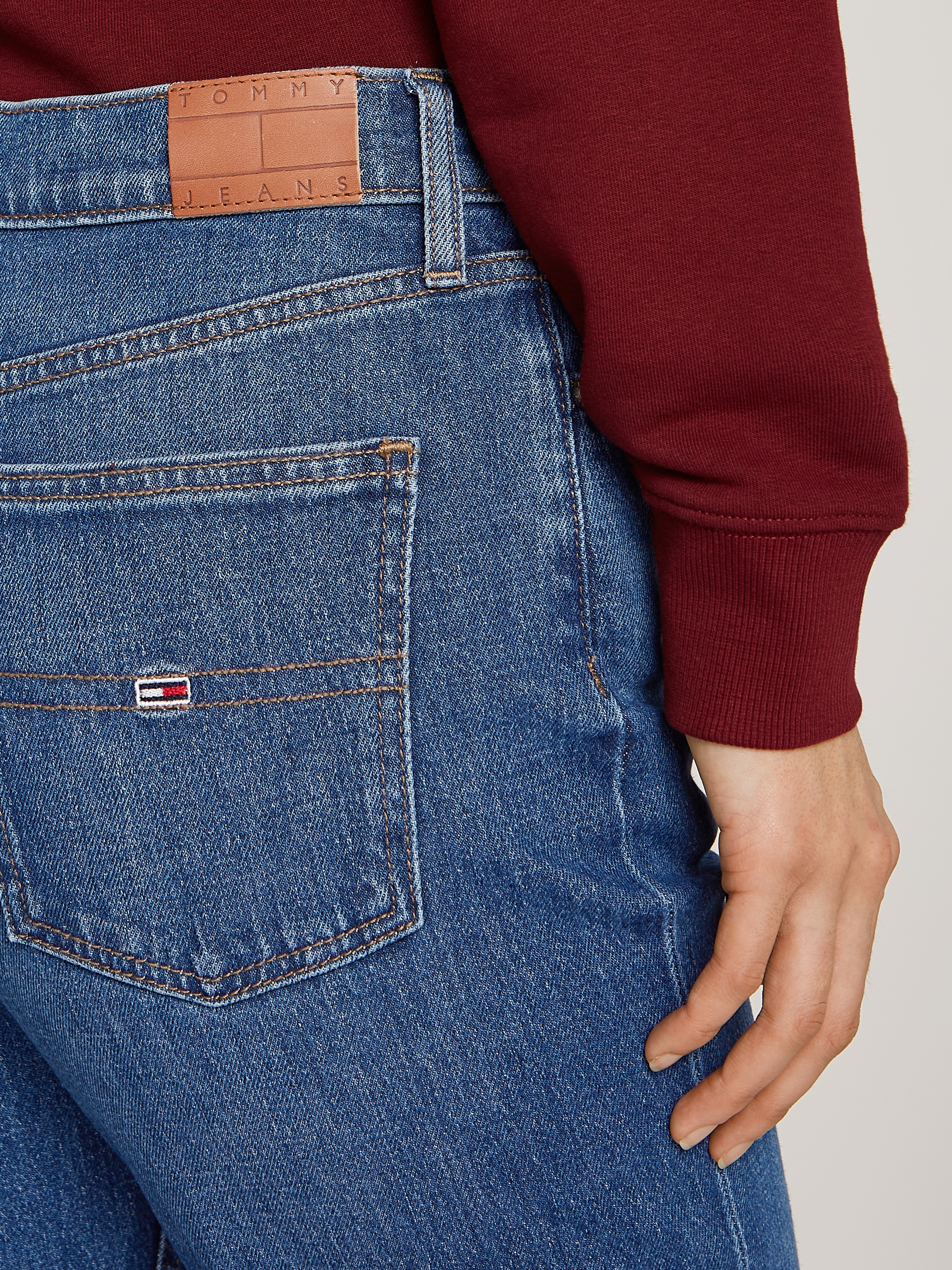 Thumbnail - Tommy Jeans Slim-fit-Jeans "Tommy Jeans - Damenjeans IZZIE -High Waist - Slim-fit - Straight - leg" mit Logo-Badge und S...