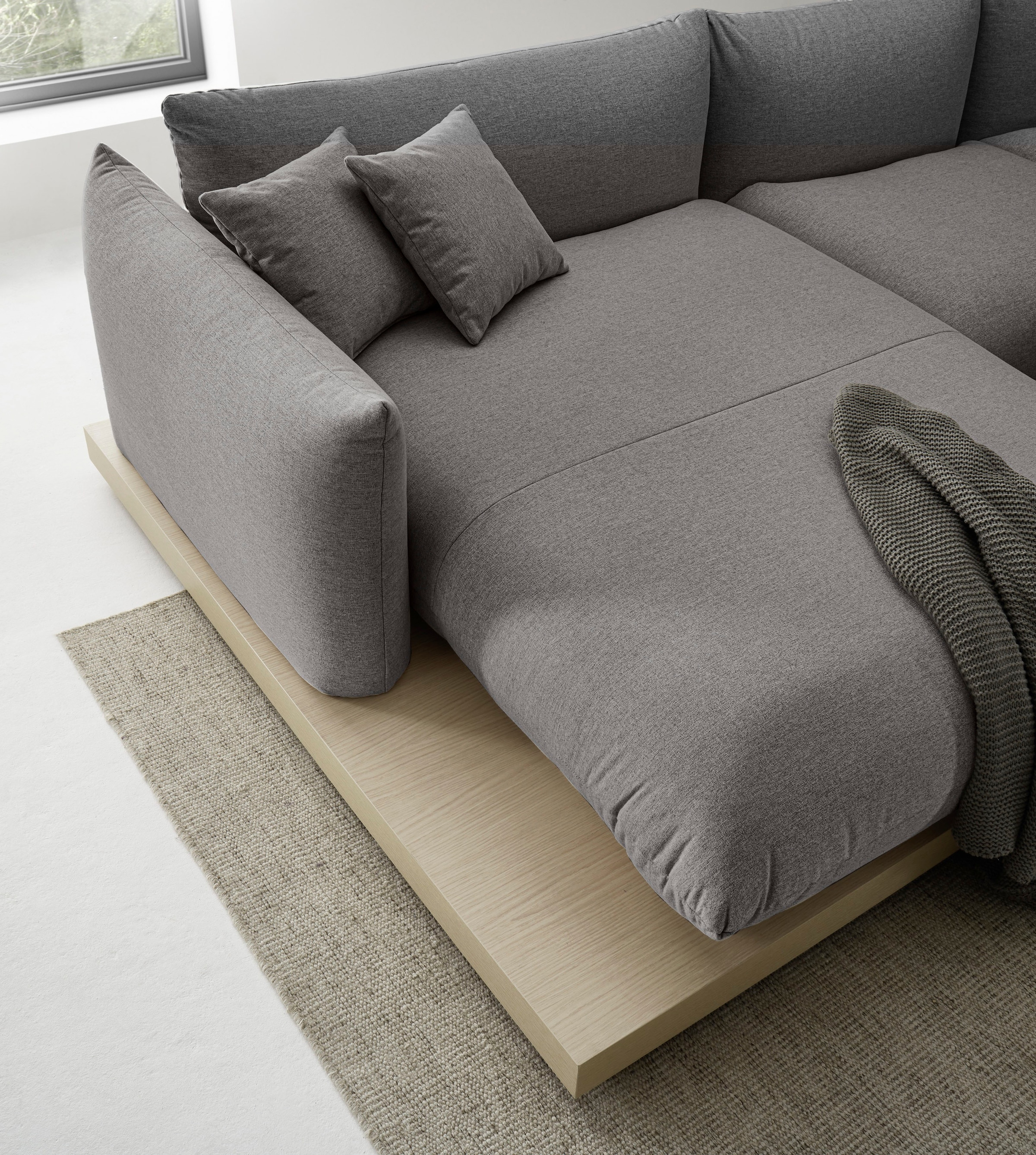 OTTO home Ecksofa »Kalix, Polsterecke mit kräftigem Holz-Plateau, moderne Couch in L-Form«, wahlweise Recamiere links o. rechts, Strukturstoff, hoher Sitzkomfort