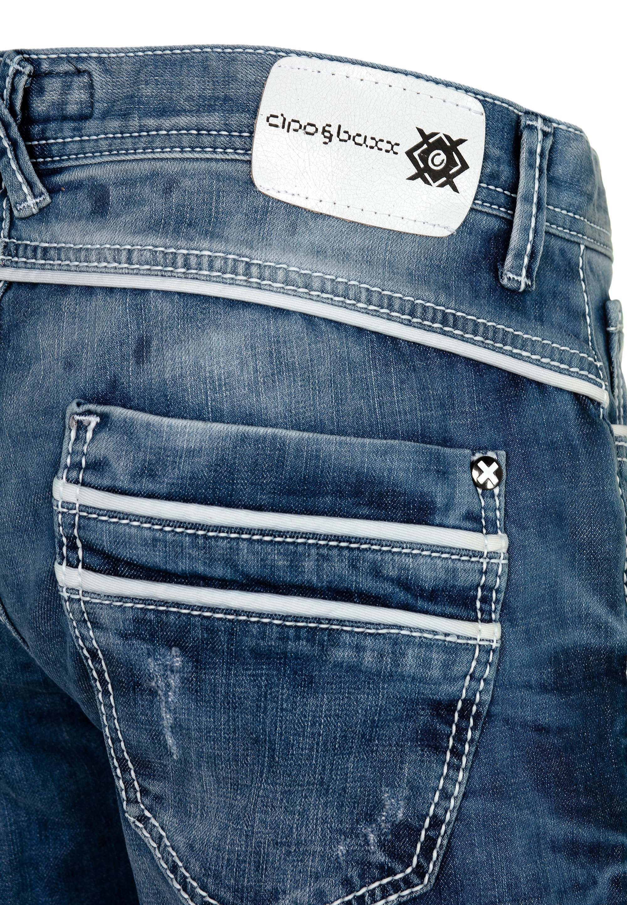 Cipo & Baxx Bequeme Jeans, mit aufgestickten Taschen