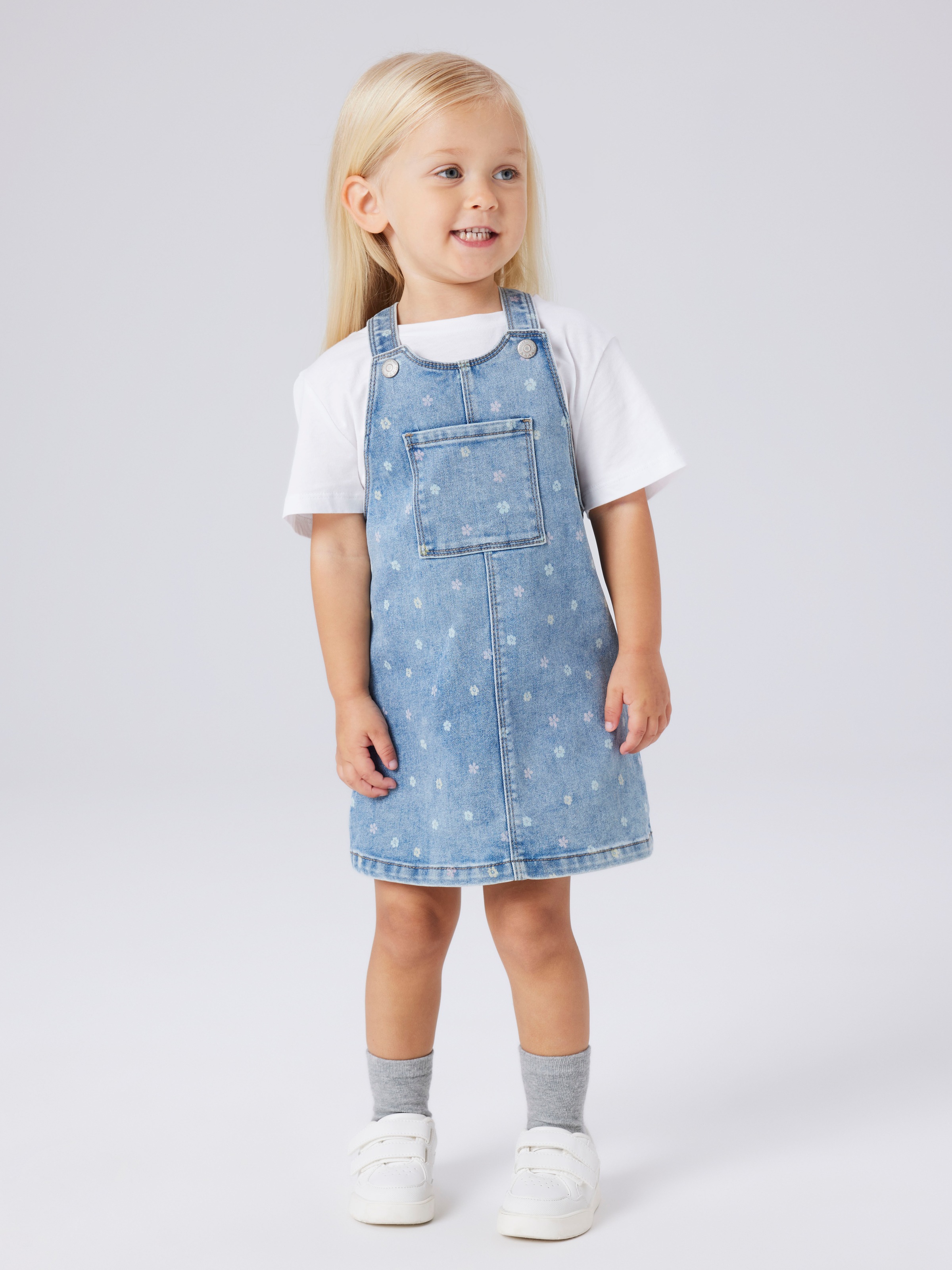 Name It Jeanskleid »NMFROSA SHORT DNM BIBSKIRT 3555-ON F« Brusttasche Denim Baumwollmischung, zarter Allover Print