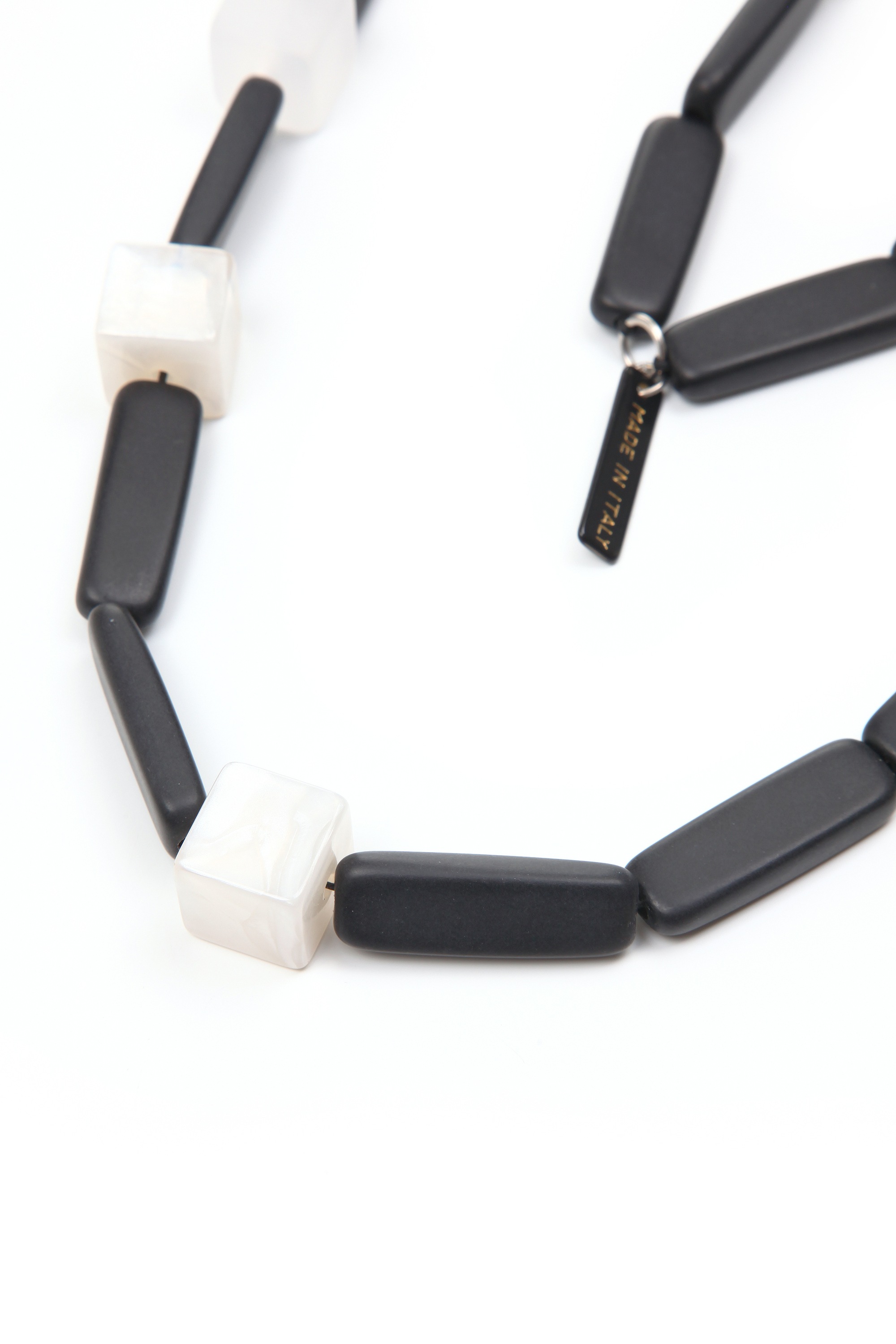 COLLEZIONE ALESSANDRO Lange Kette »Maya«, mit hochwerigen matten Kunststoffelementen in geometrischer Form