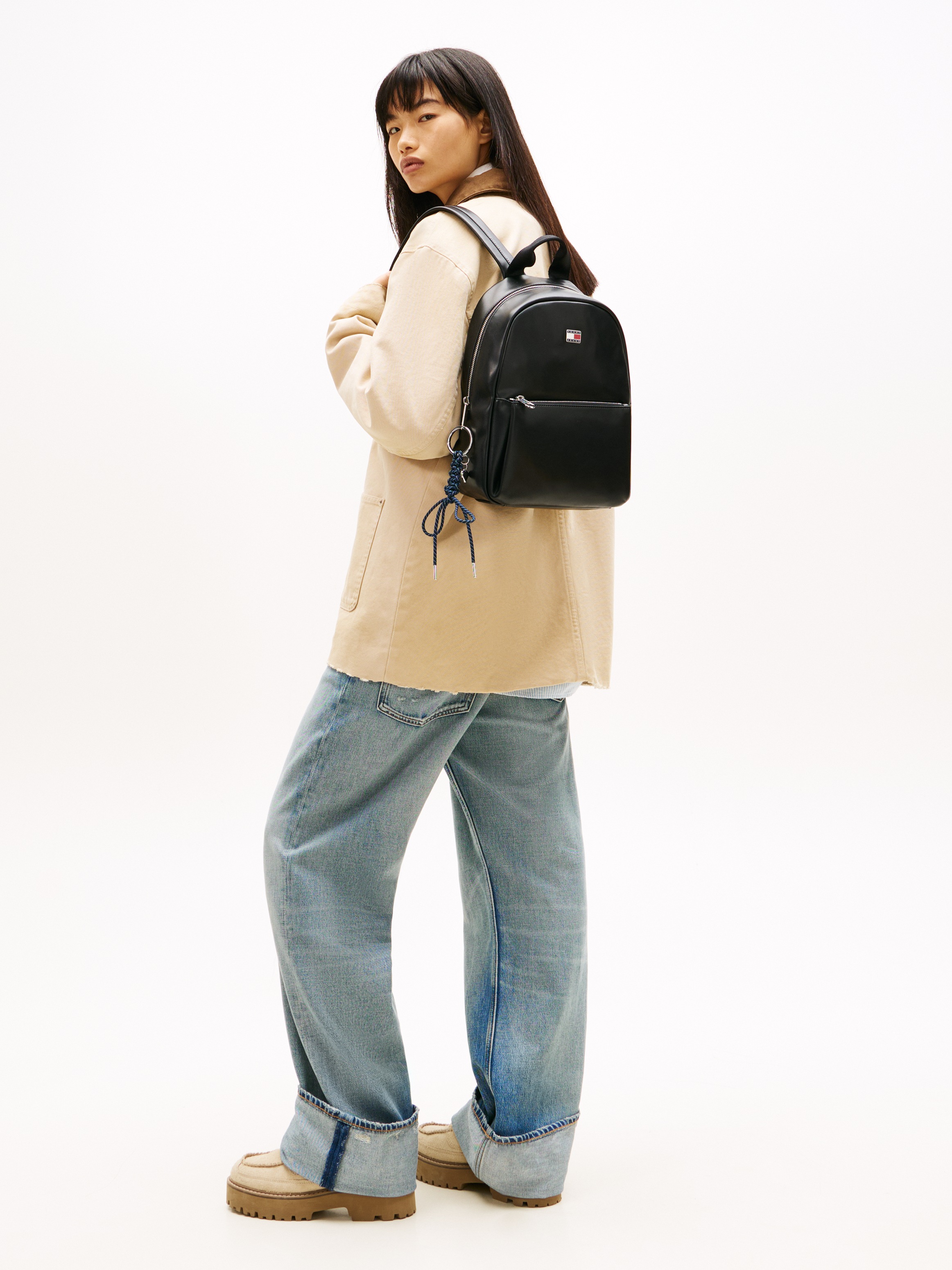 Tommy Jeans Cityrucksack »TJW CITY CHARM DOME BACKPACK« Freizeitrucksack, City Bag mit Logoemblem un Anhänger