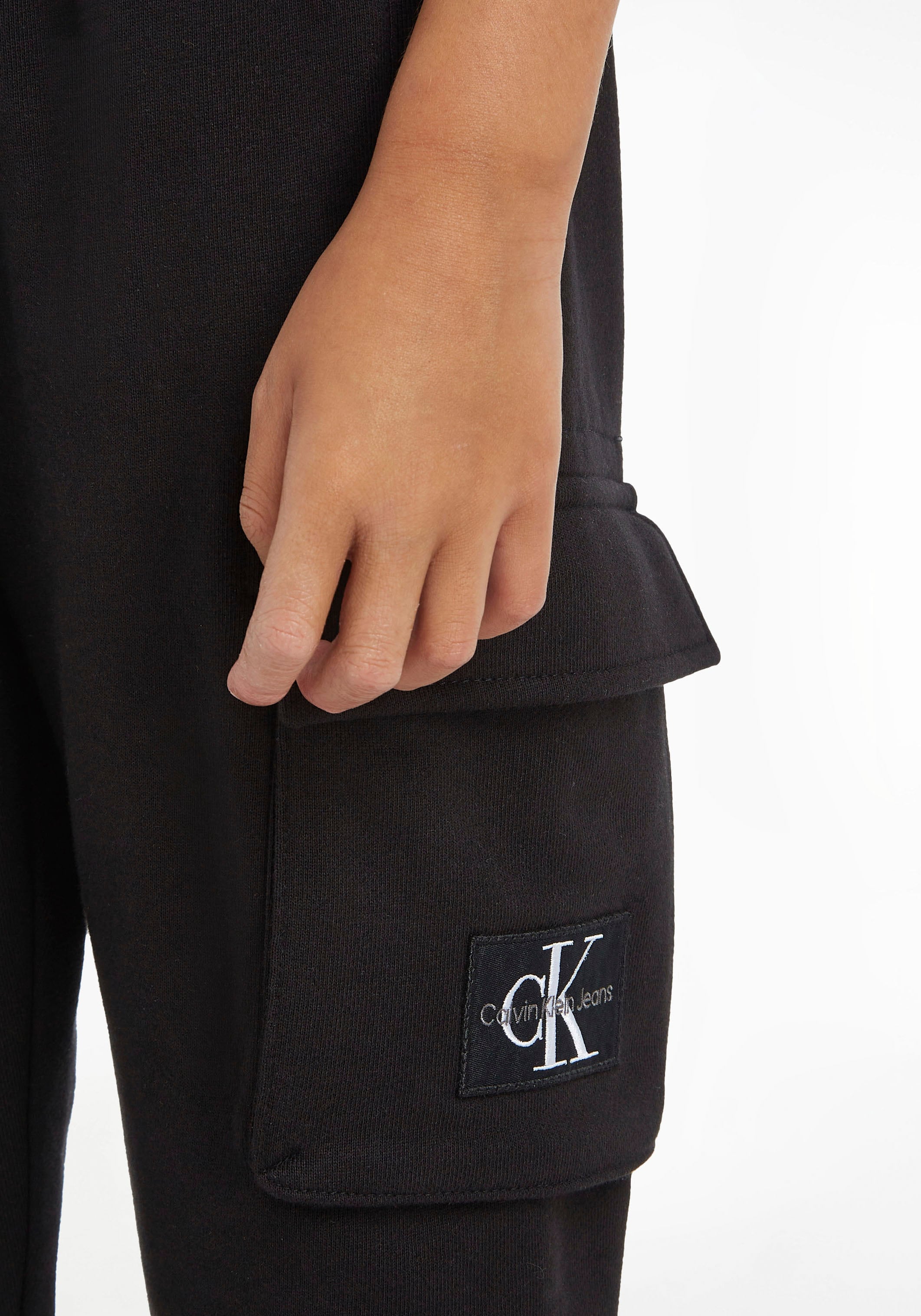Calvin Klein Jeans Cargohose, mit Calvin Klein Logo-Badge auf der  Cargotasche bestellen | BAUR