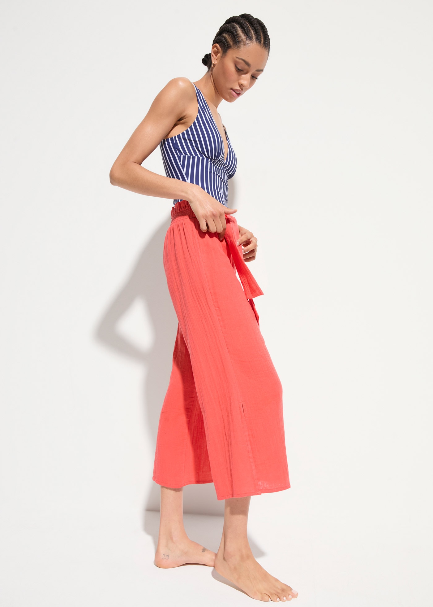 bonprix Badeanzug »Medium Shape-Badeanzug mit tiefem Ausschnitt« mit Medium Shape-Passform, formgebendes Material, sportlicher Stil