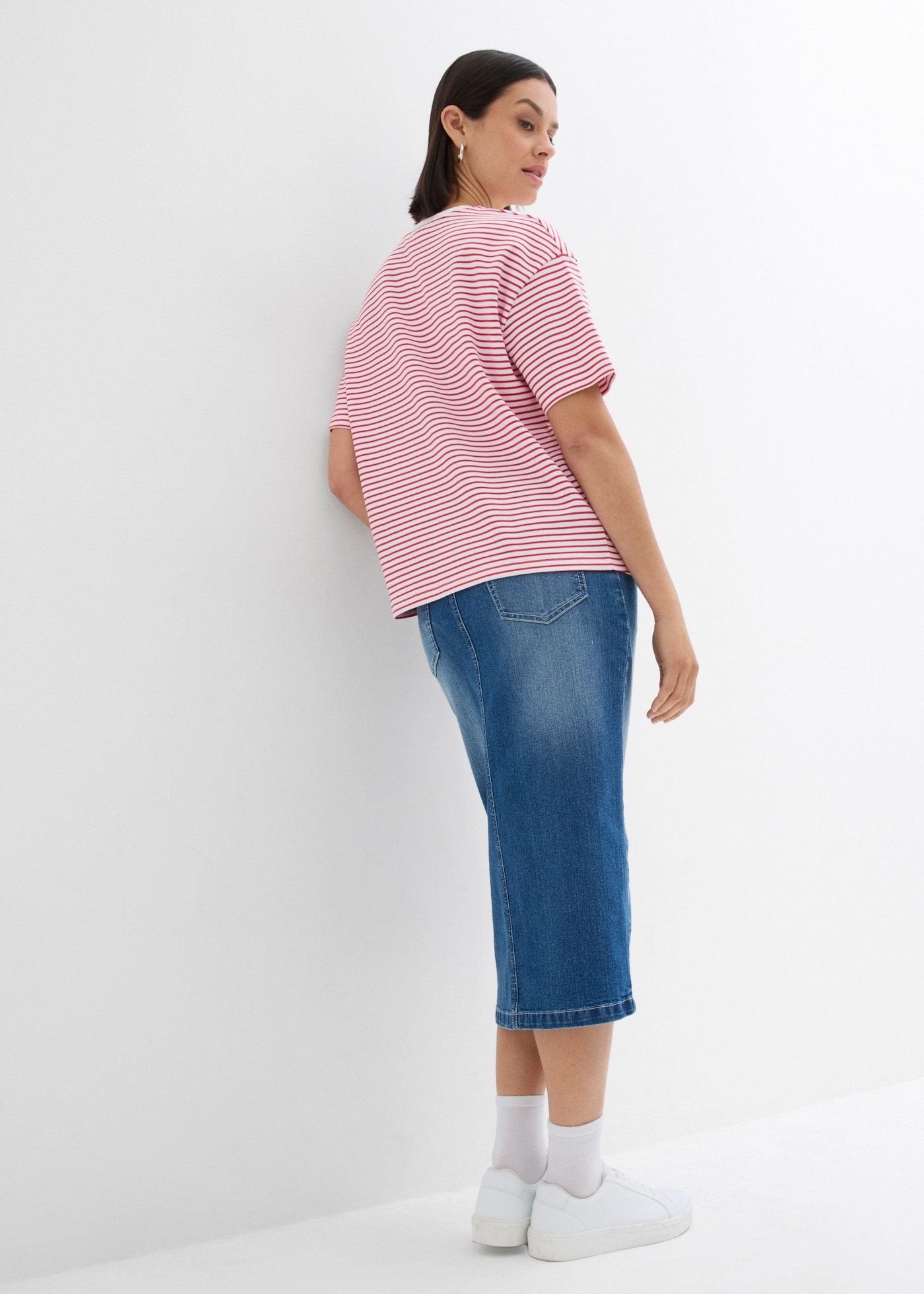 bonprix T-Shirt lockere Passform, Kurzarm-Design, aus Baumwolle, mit Stickerei