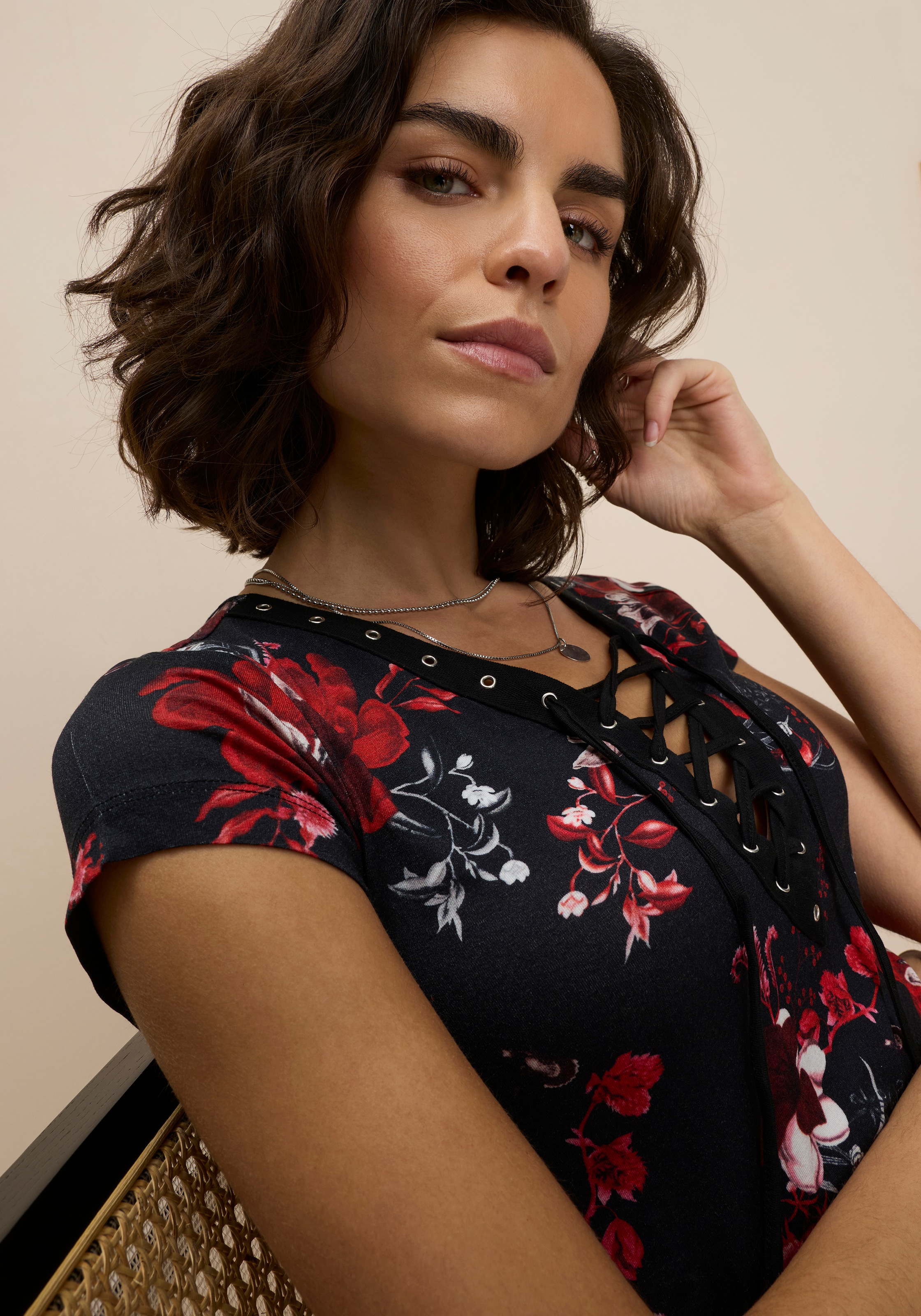 Thumbnail - Laura Scott T-Shirt figurbetont, tiefer V-Ausschnitt, elastisches Material