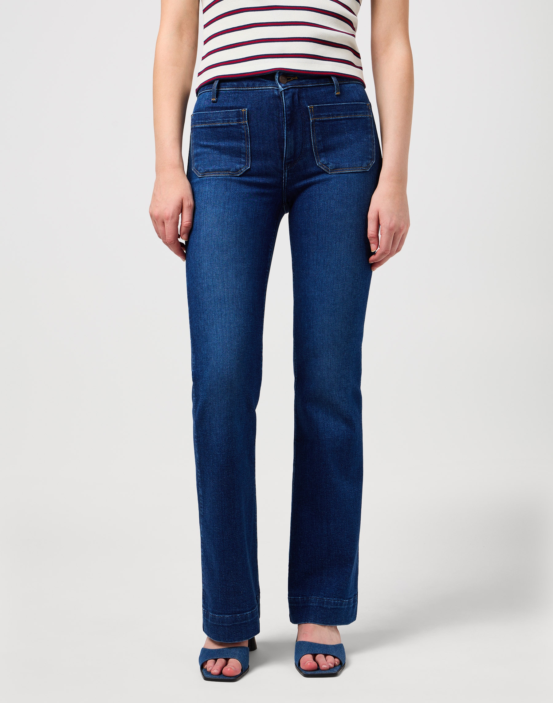 Wrangler "Flare" im Retro-Design mit ausgestelltem Bein