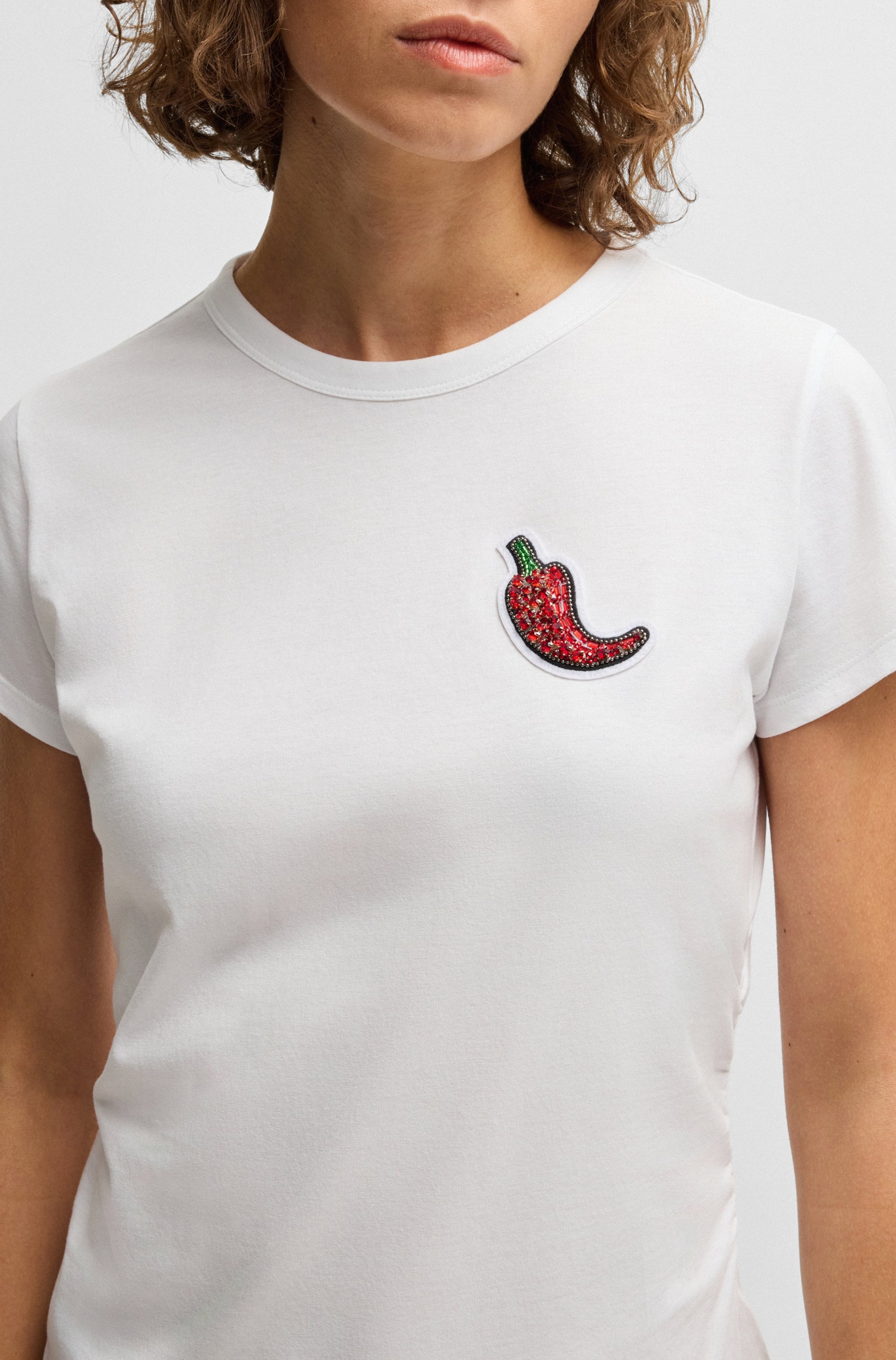 BOSS ORANGE T-Shirt »Endora Premium Damenmode«, mit Raffungen, glitzerndes Badge