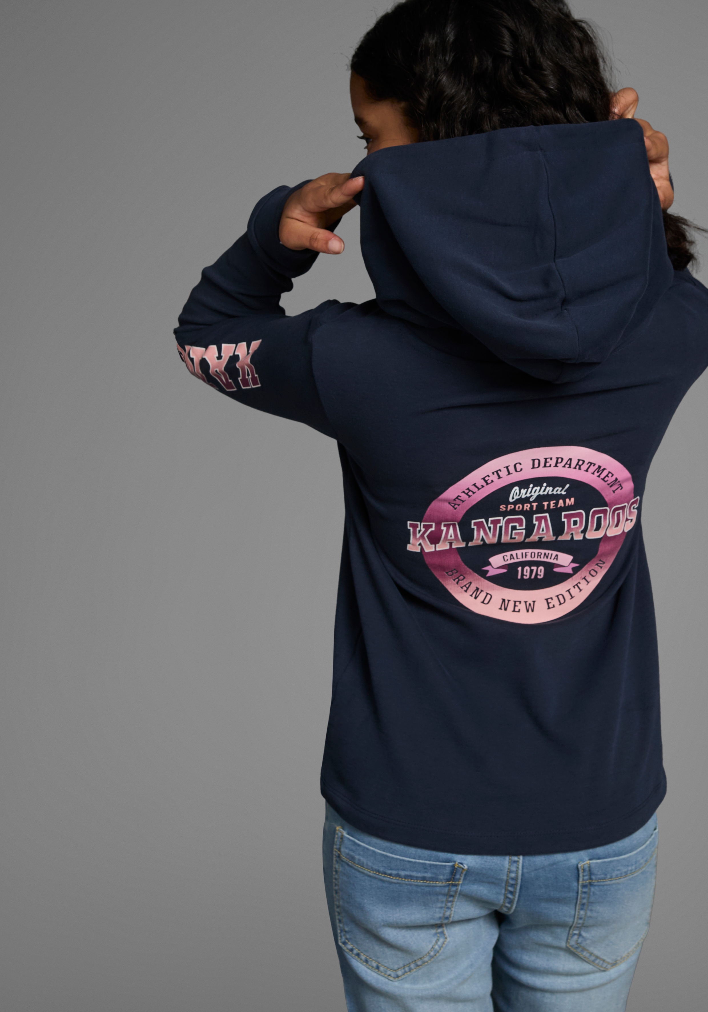 Thumbnail - KangaROOS Langarmshirt "Kangaroos Kapuzenshirt mit Ärmeldruck" gerade Passform, bedrucktes Design, mit Kapuze, aus 100% ...