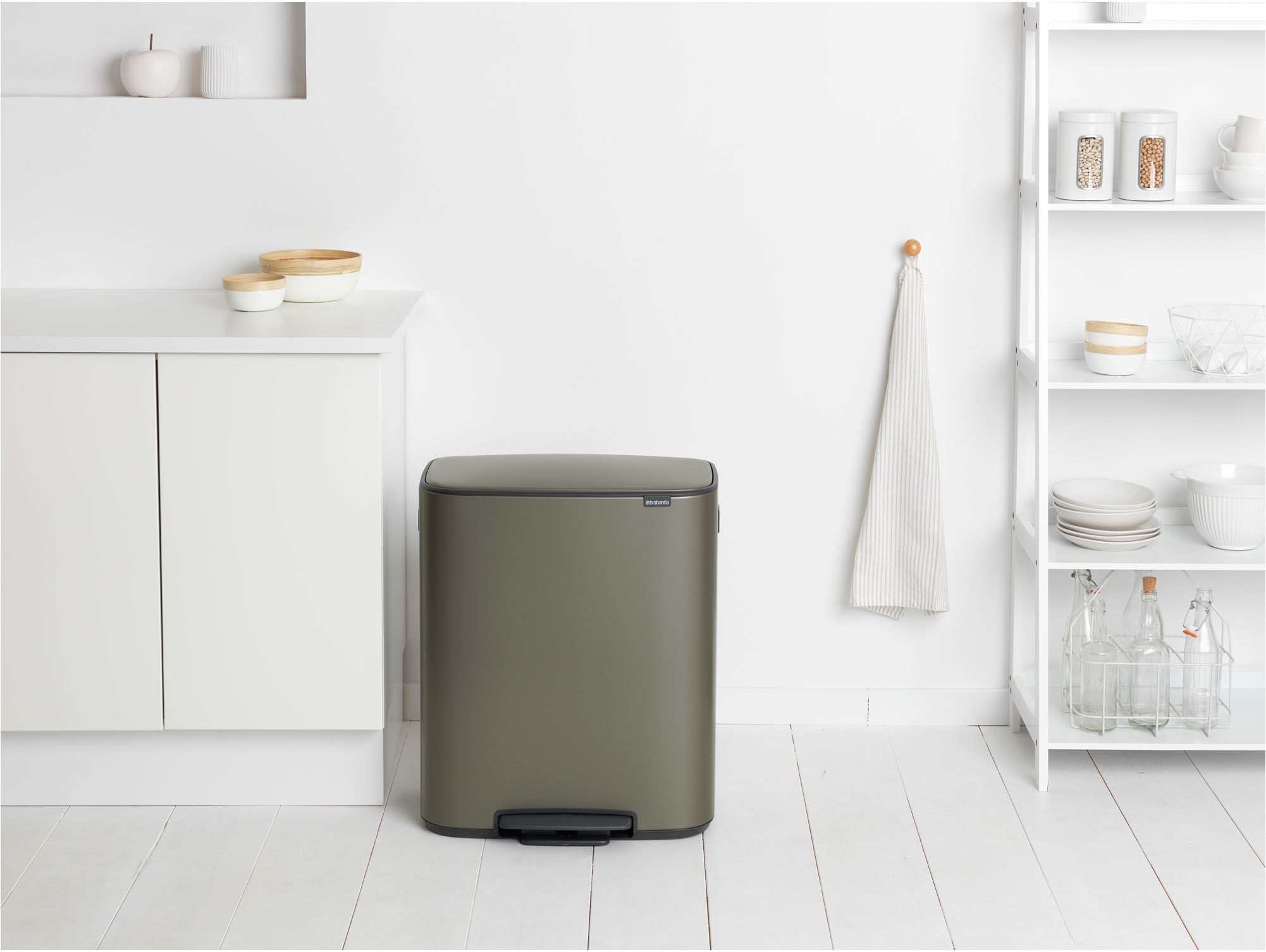Brabantia Mülleimer »Bo Treteimer, 60L«, sanft schließender Deckel, mit leichter Pedalbedienung
