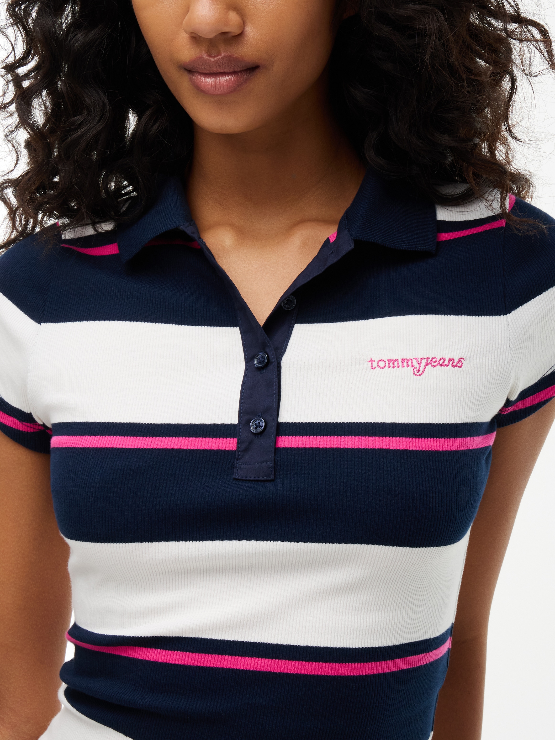 Tommy Jeans Poloshirt »TJW SLIM SCRIPT RIB SS POLO« Baumwollmischung, slim fit, figurbetont, in gerippter Struktur