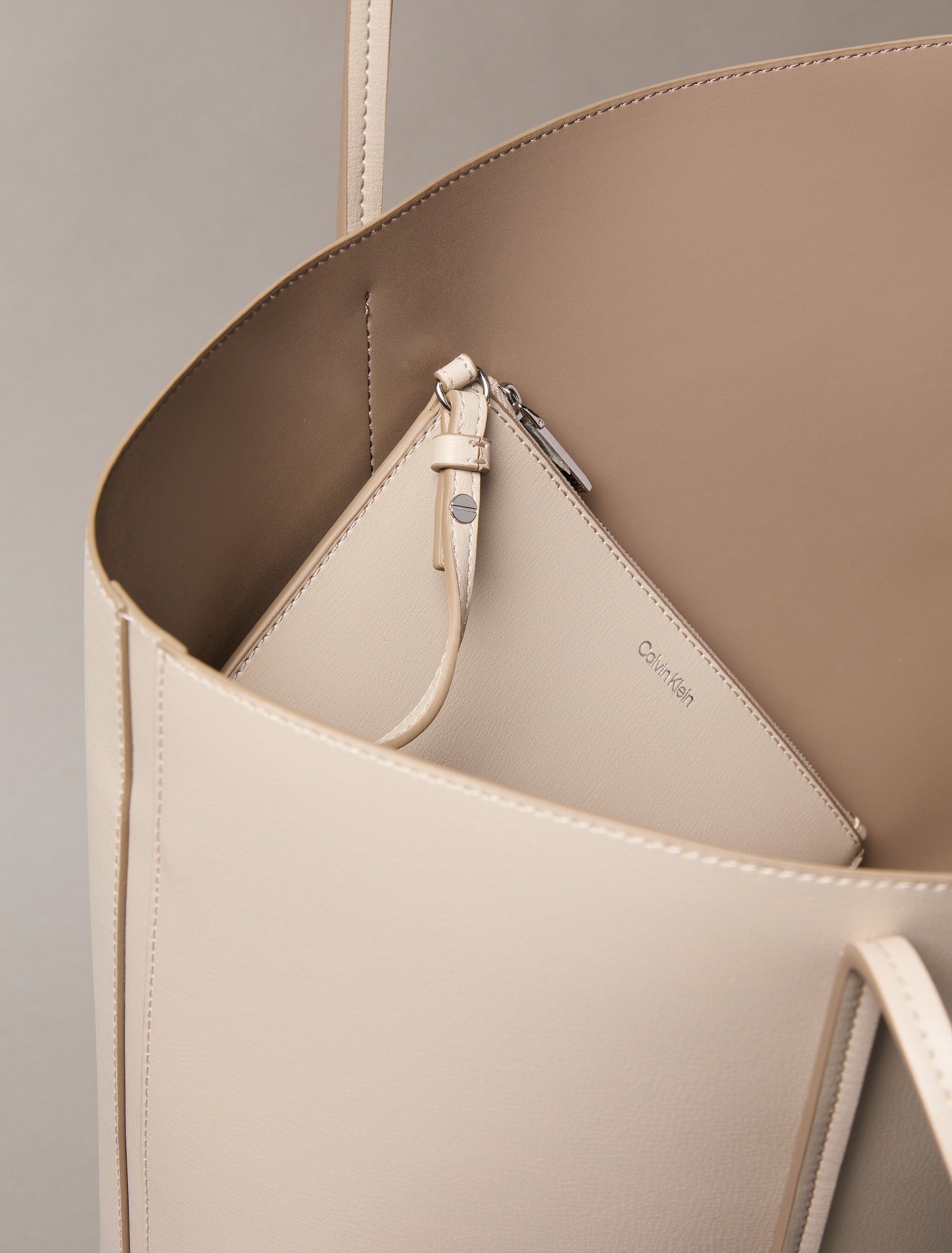 Calvin Klein Henkeltasche »FOIL LOGO TOTE W/POUCH«, (2 tlg.), Damen-Schultertasche mit Reißverschluss-Tasche