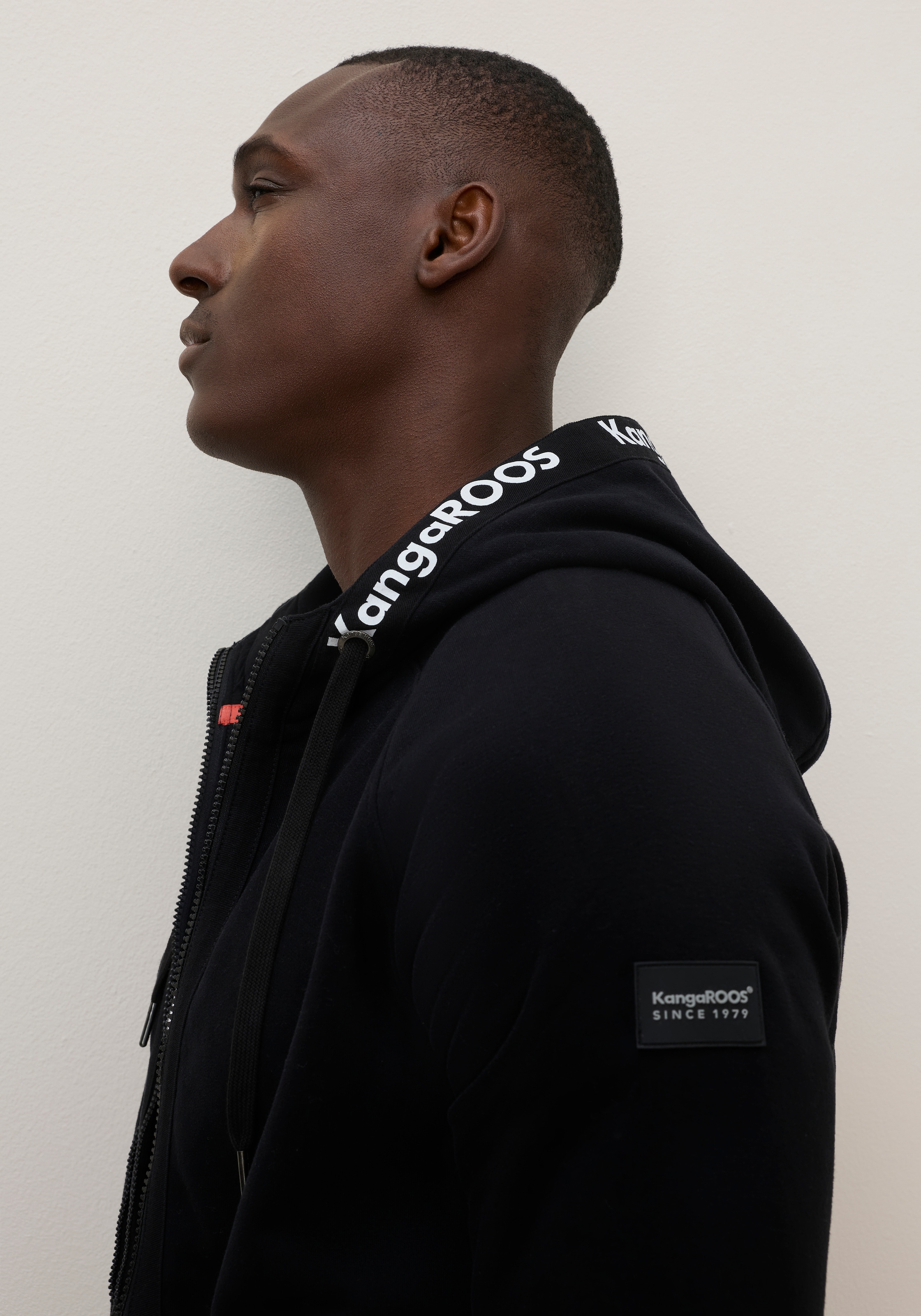 KangaROOS Kapuzensweatjacke schmale Passform, mit Kordelzug an der Kapuze