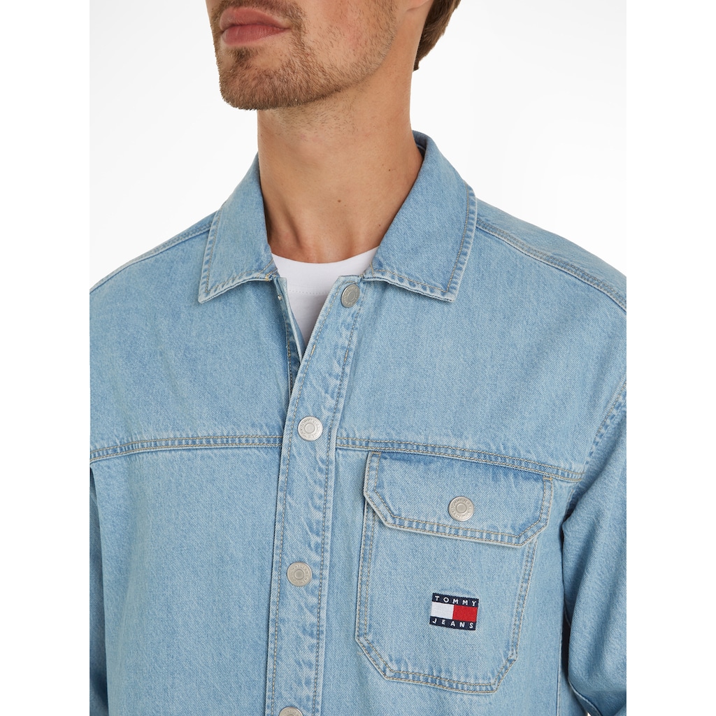 Tommy Jeans Jeanshemd »TJM ESSENTIAL DENIM OVERSHIRT«, mit knöpfbarer Brusttasche