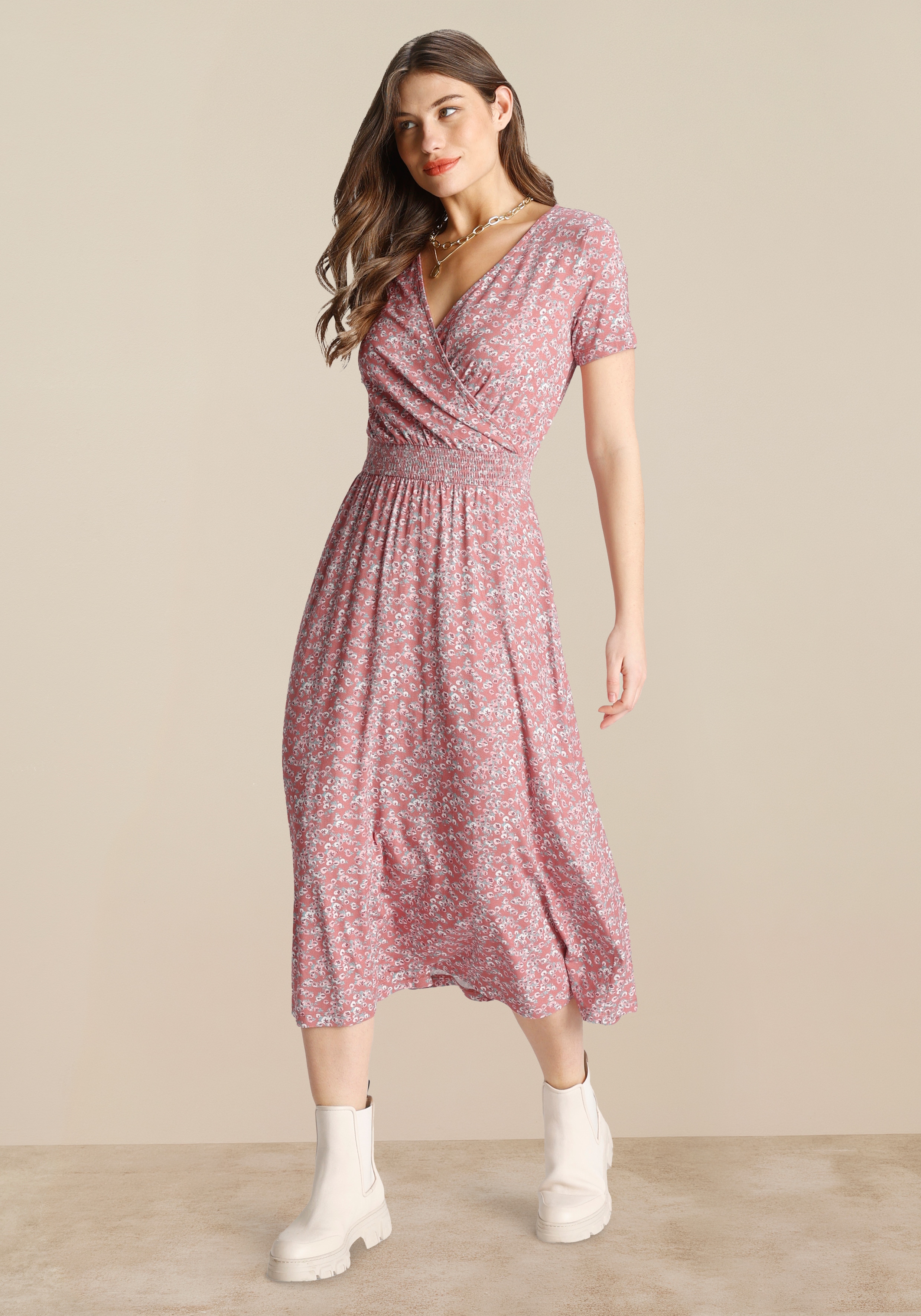 Tamaris Jerseykleid "mit tailliertem Schnitt, aus fließender Viskose-Qualität" in Midilänge
