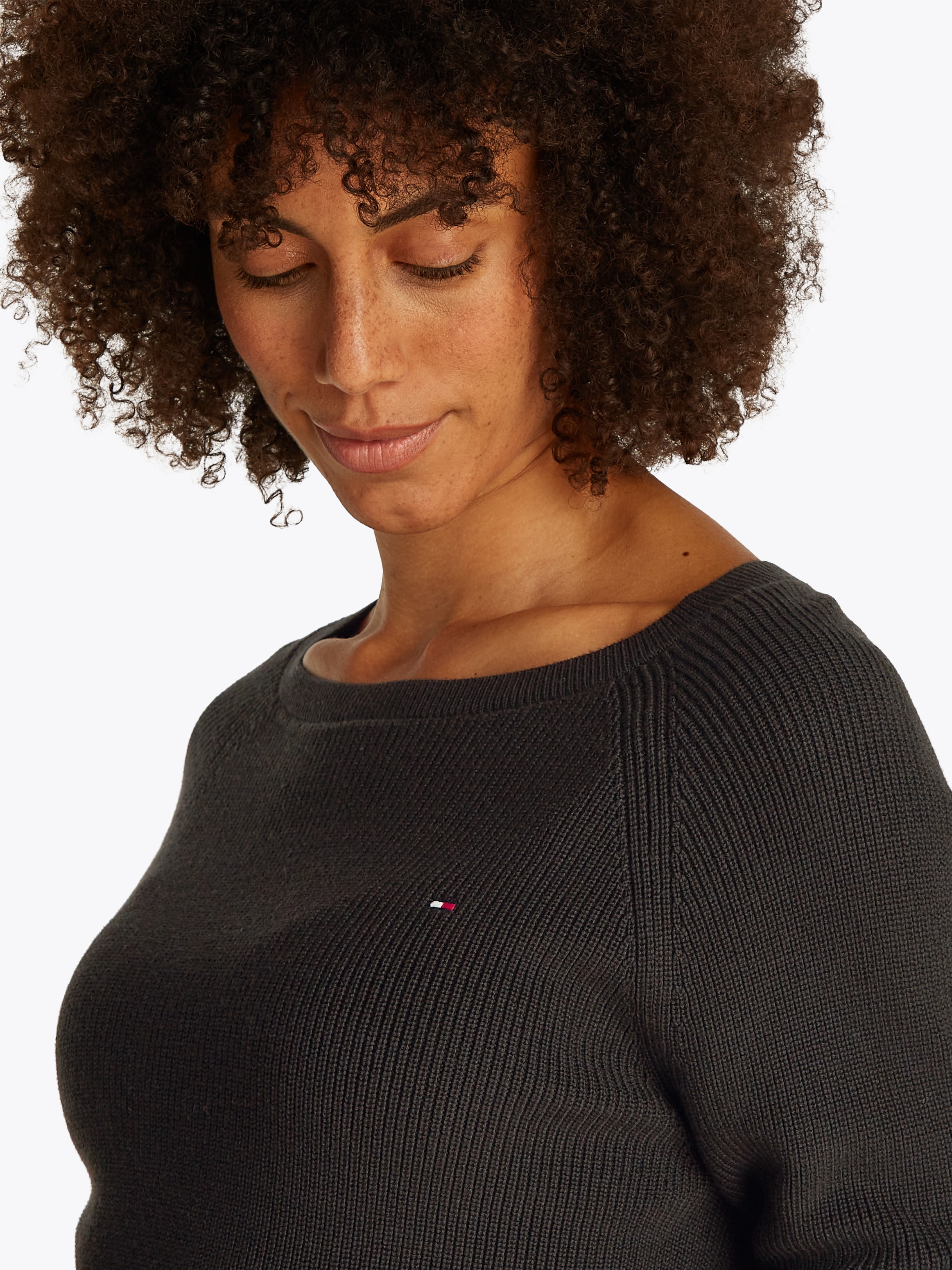 Tommy Hilfiger Strickpullover »CO CARDI FINE GG LS BOAT-NK SWT«, mit Raglanärmel, Logostickerei