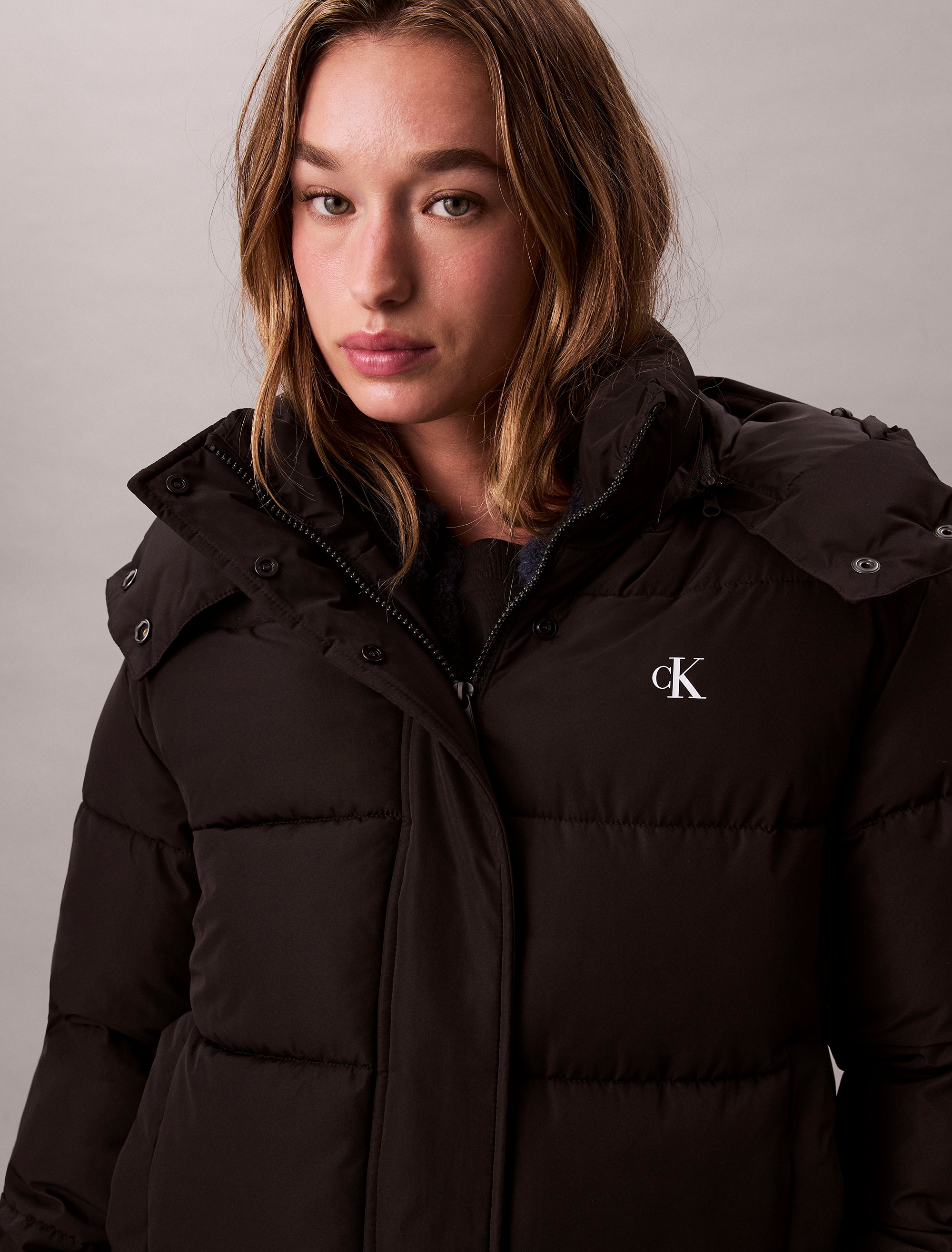 Calvin Klein Jeans Steppjacke »MATTE MONOLOGO MW SHORT PUFFER«, mit Kapuze, Mit Rundhalsausschnitt, regular fit