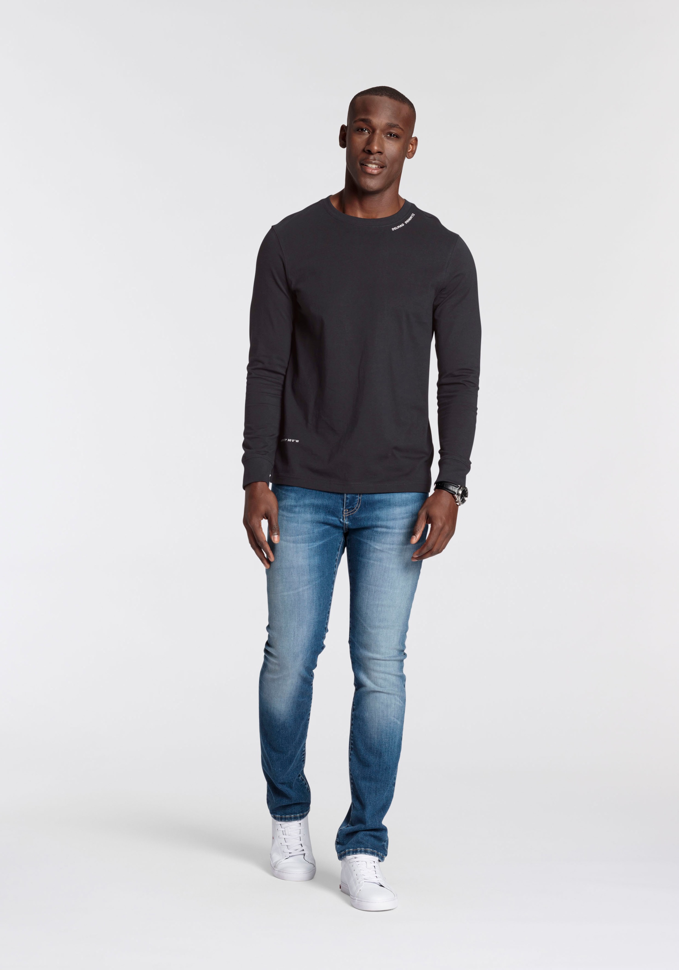 DELMAO Rundhalsshirt, schmal geschnitten, mit Print, aus 100% Baumwolle
