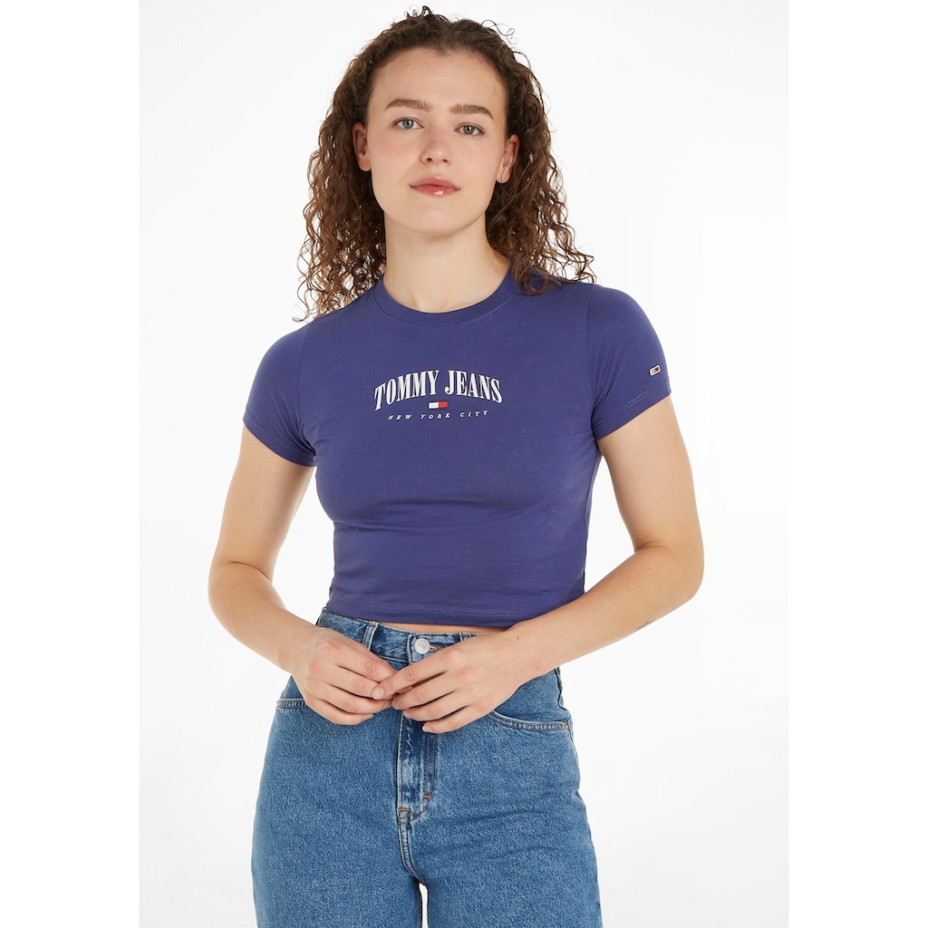 Tommy Jeans Curve Kurzarmshirt »TJW CRV BBY ESSENTIAL LOGO 2 SS« (1 tlg.) mit Tommy Jeans-Markendetails Tommy Jeans Curve Kurzarmshirt »TJW CRV BBY ESSENTIAL LOGO 2 SS« (1 tlg.) mit Tommy Jeans-Markendetails