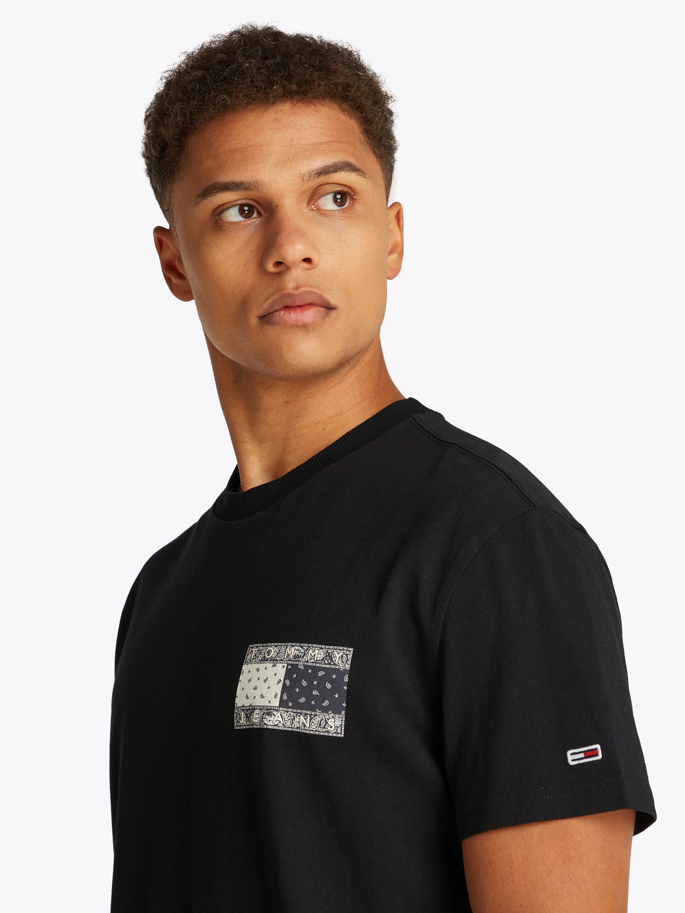 Tommy Jeans Kurzarmshirt »TJM REG PAISLEY FLAG TEE EXT«, Mit Rundhalsausschnitt