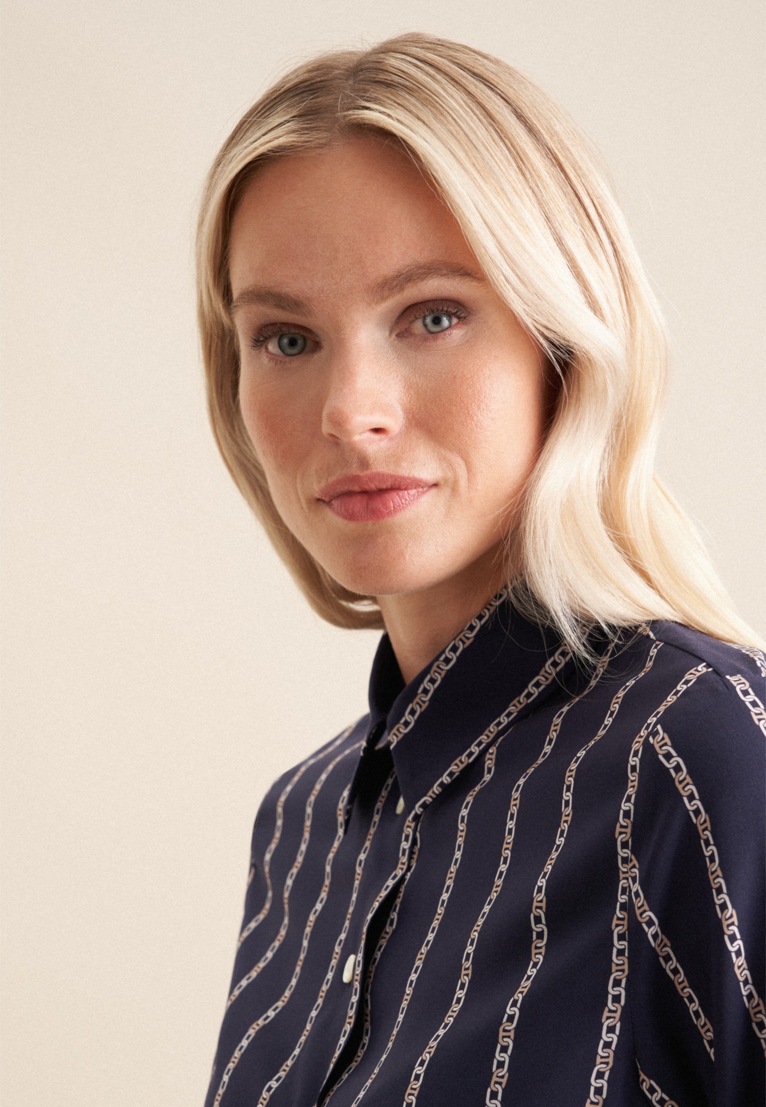 Thumbnail - seidensticker Hemdbluse "Schwarze Rose" 1/1 Kragen Kettenprint