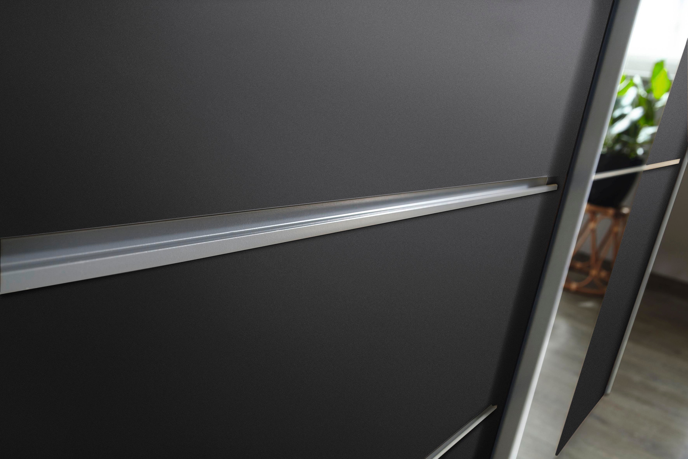 rauch Schwebetürenschrank »Kleiderschrank Schrank Garderobe Wäscheschrank SEVILLA«, (in 3 verschiedenen Ausstattungen BASIC/CLASSIC/PREMIUM), Metall-Griffleisten alufarben oder Graumetallic MADE IN GERMANY