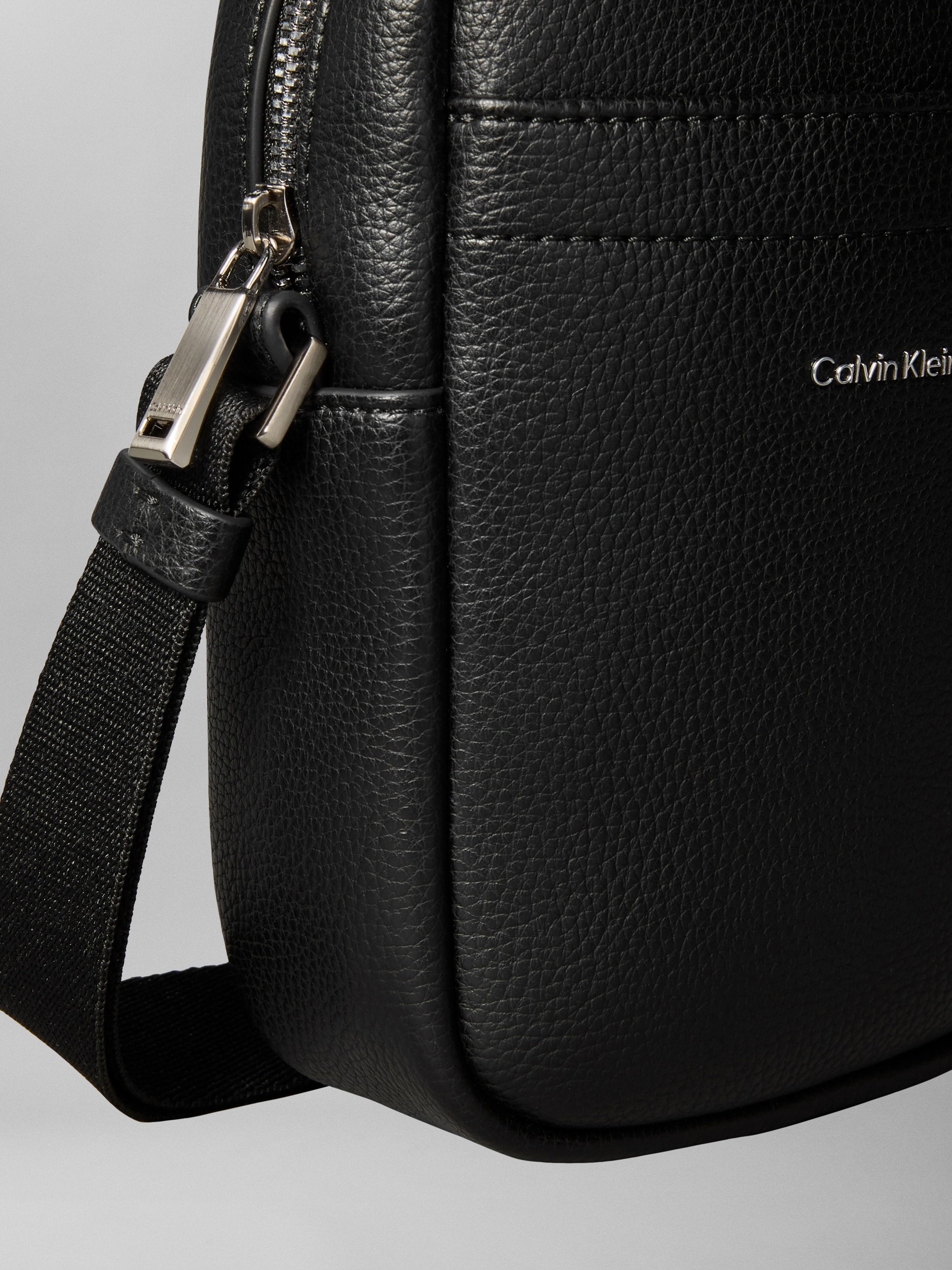 Calvin Klein Umhängetasche »RAISED SLIM REPORTER« Herren Schultertasche mit großem Steckfach vorne