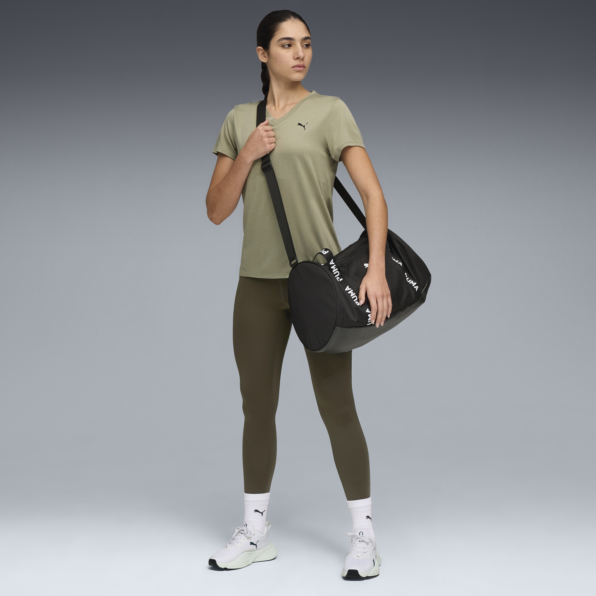 PUMA Trainingsshirt »TAD ESSENTIALS T-Shirt mit V-Ausschnitt Damen«