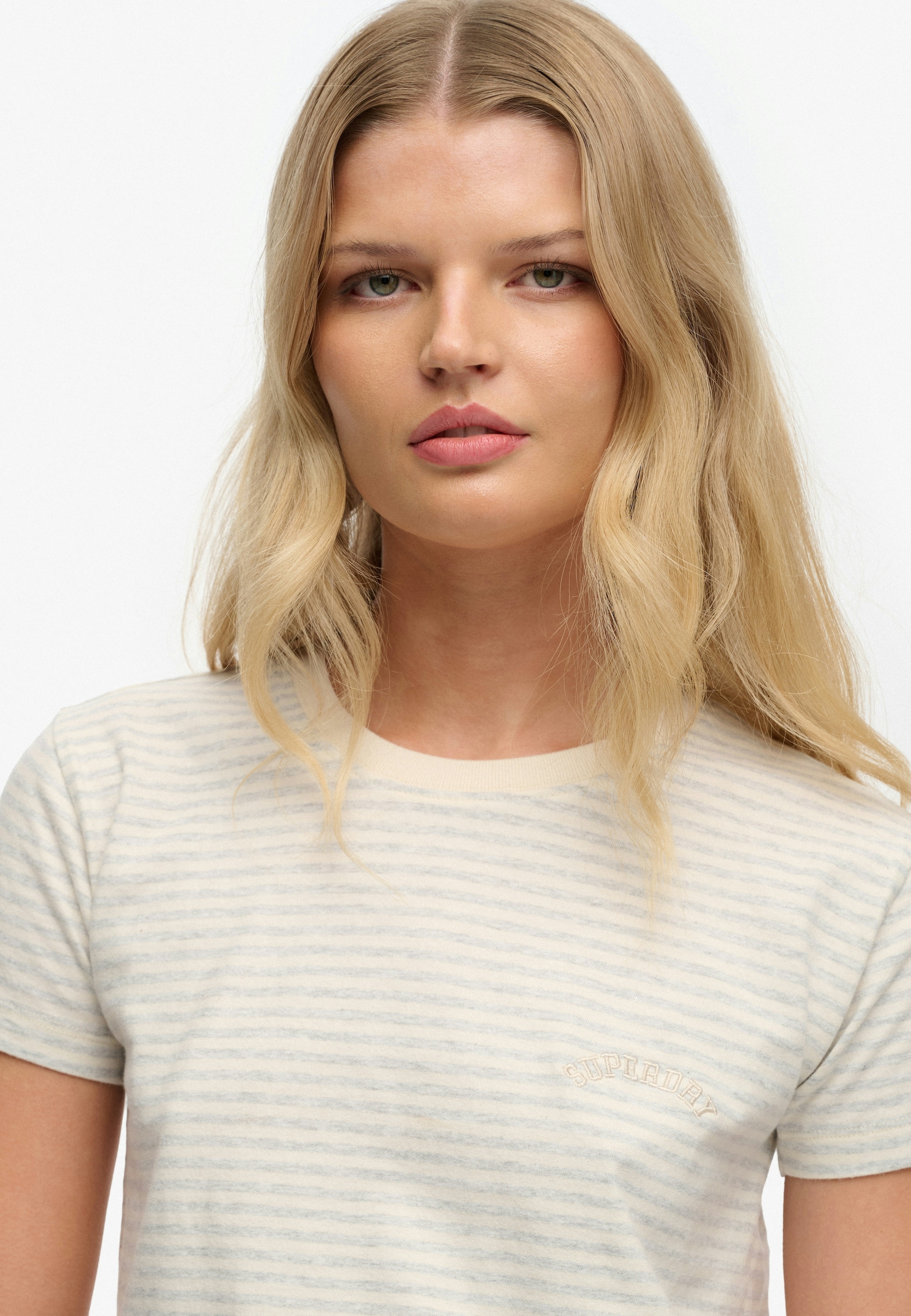 Superdry T-Shirt »ESSENTIAL LOGO STR FITTED TEE« angenehmes Tragegefühl durch besonders weiche Haptik