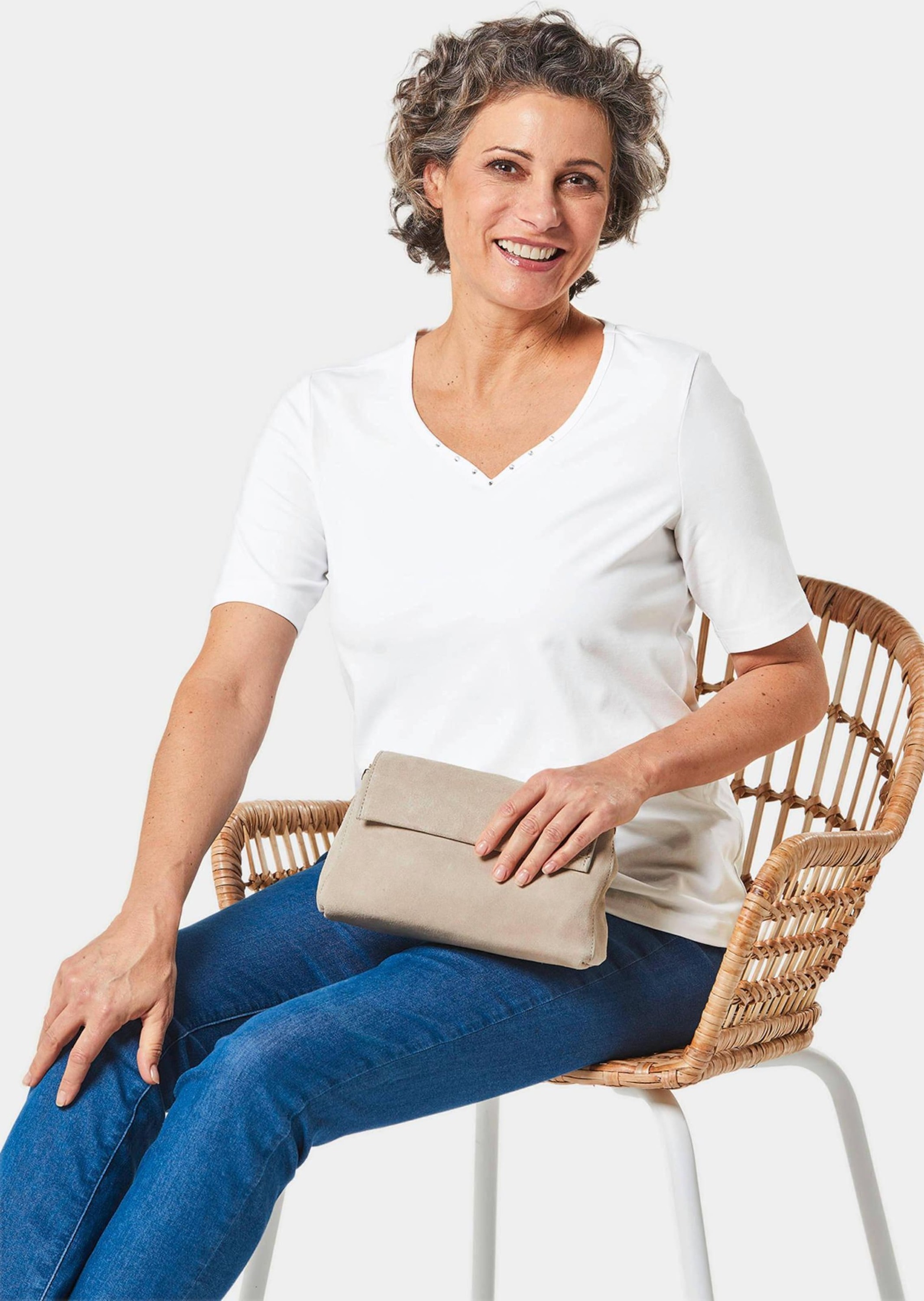 Langarm-Poloshirt GOLDNER "Kurzgröße Halbarm Basic-Shirt aus Baumwolle", Damen, Gr. 22, weiß, Obermaterial: 95% Baumwolle CO. 5% Elasthan EL., Tubular, Shirts, Ausschnitt in Herzform mit Schmucksteinen verziert 3