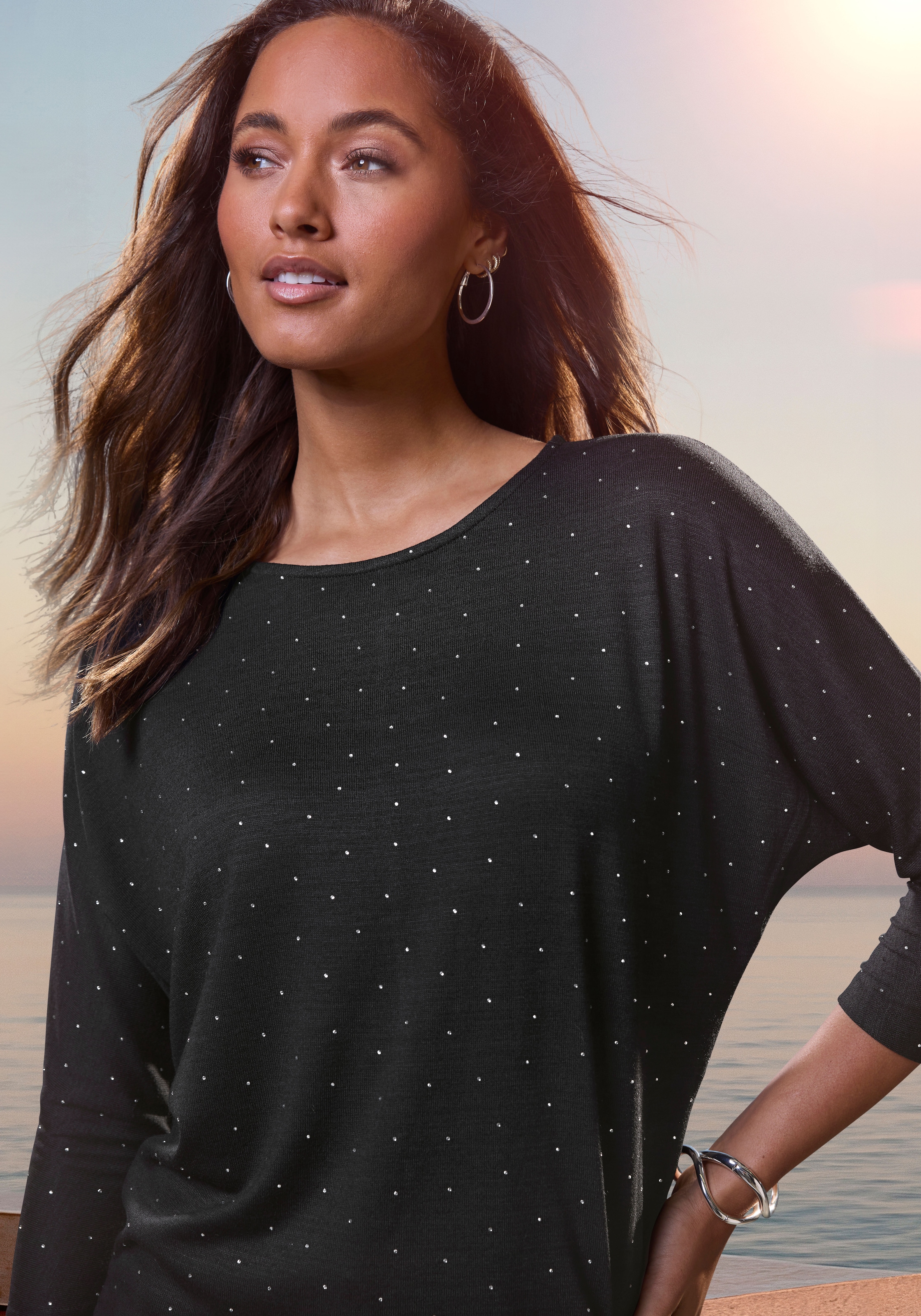 LASCANA Rundhalsshirt "mit funkelnden Strass-Steinen" aus luftigem Viskose-Stretch