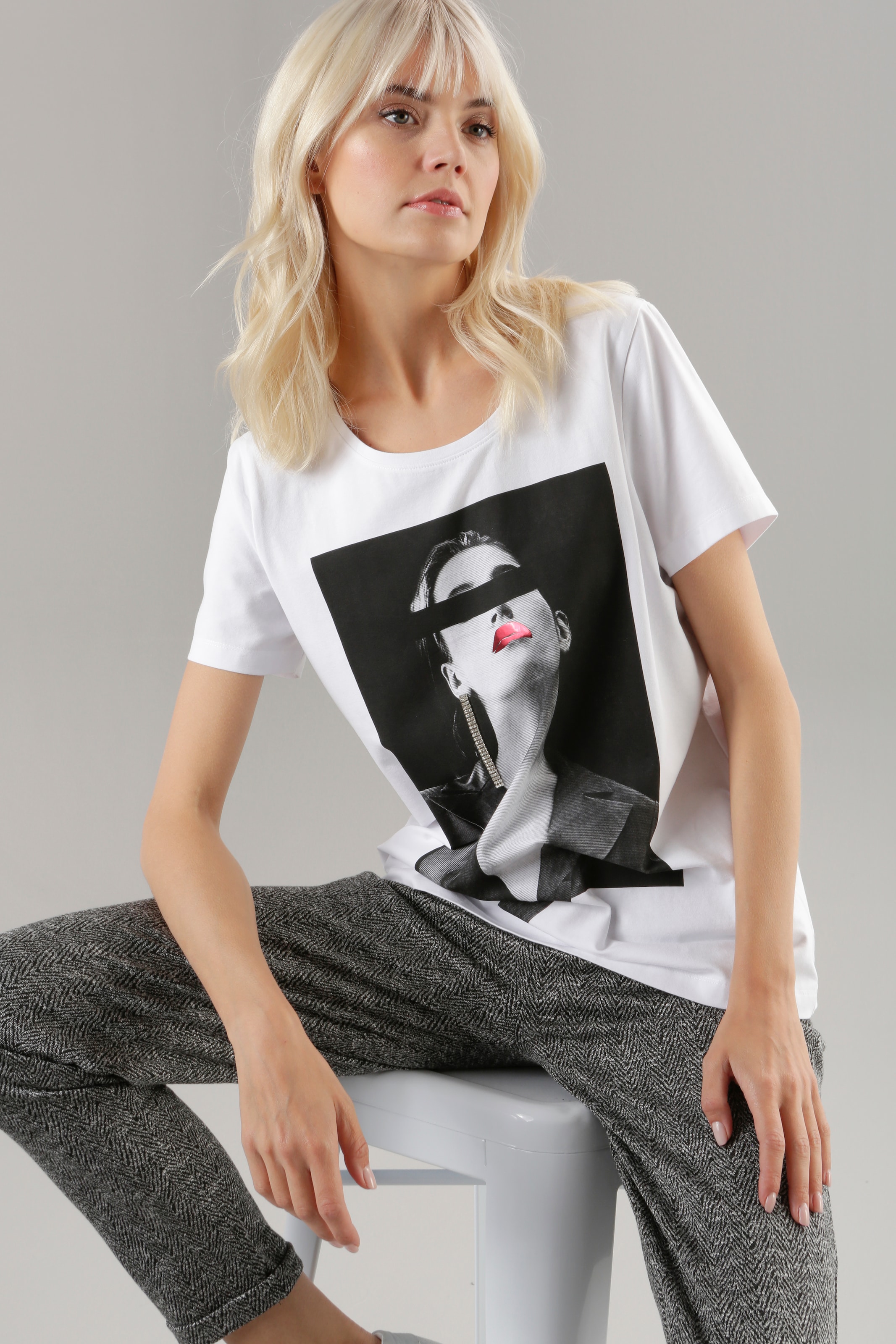 Aniston SELECTED T-Shirt, mit Strasssteinen NEUE - BAUR für bestellen | KOLLEKTION verziert