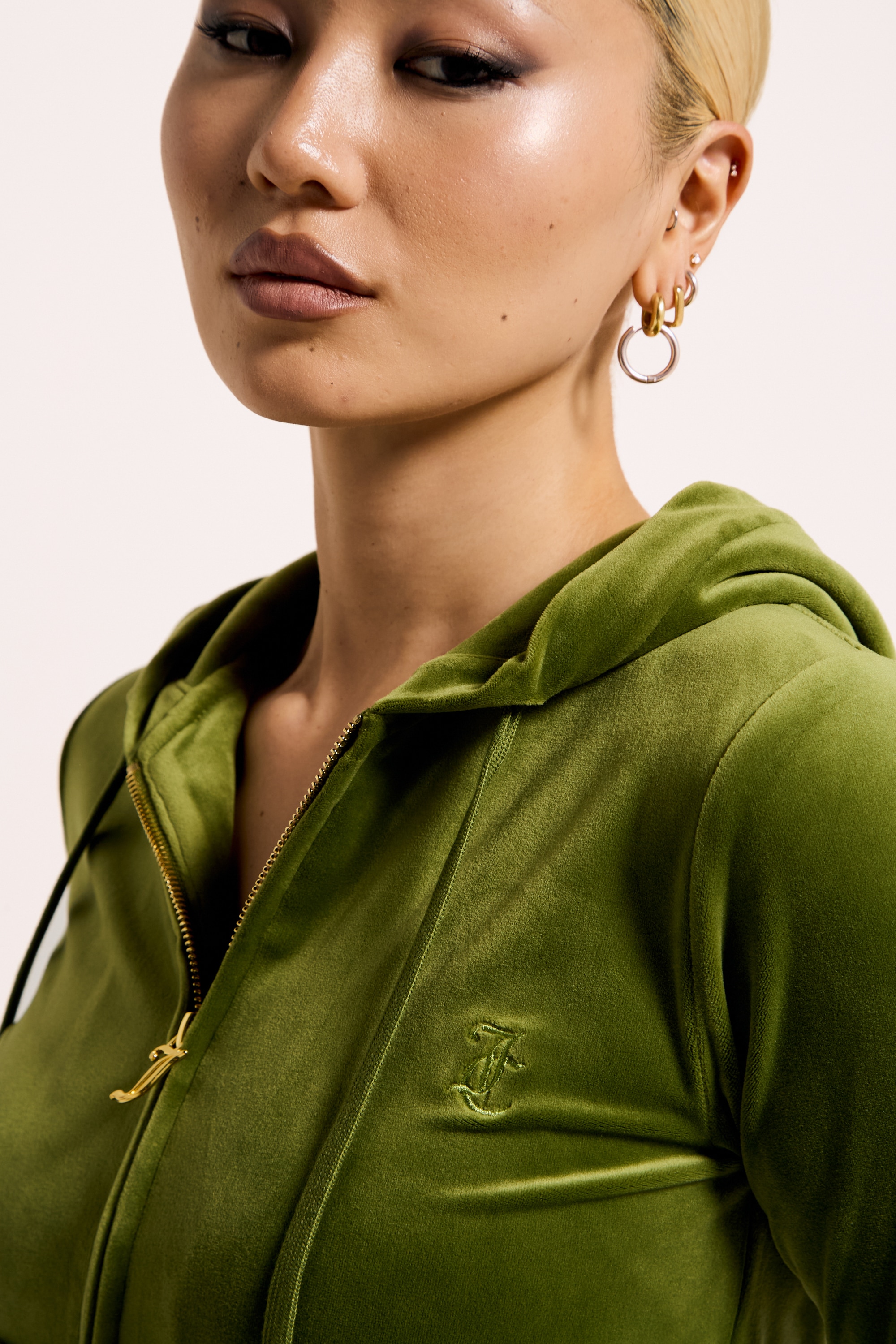 Juicy Couture Kapuzennickijacke »ROBERTSON HOODIE GOLD _ Damen«, mit Kapuze, Trainingsjacke Damen, Sweatjacke mit Kapuze, Velour, mit Glitzer, Sale