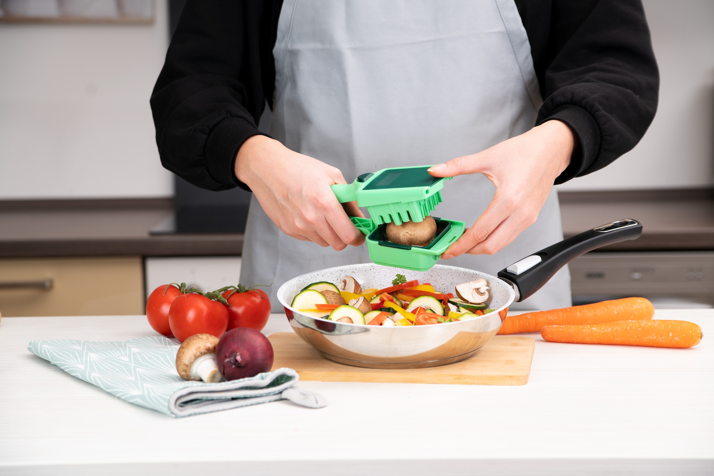 Genius Bratpfanne »Cerafit Mont Blanc 20 cm inkl. Nicer Dicer Quick Professional« Edelstahl 18/10 Set, 13 Stk. tlg. Abnehmbarer Griff, hitzebeständig, spülmaschinengeeignet