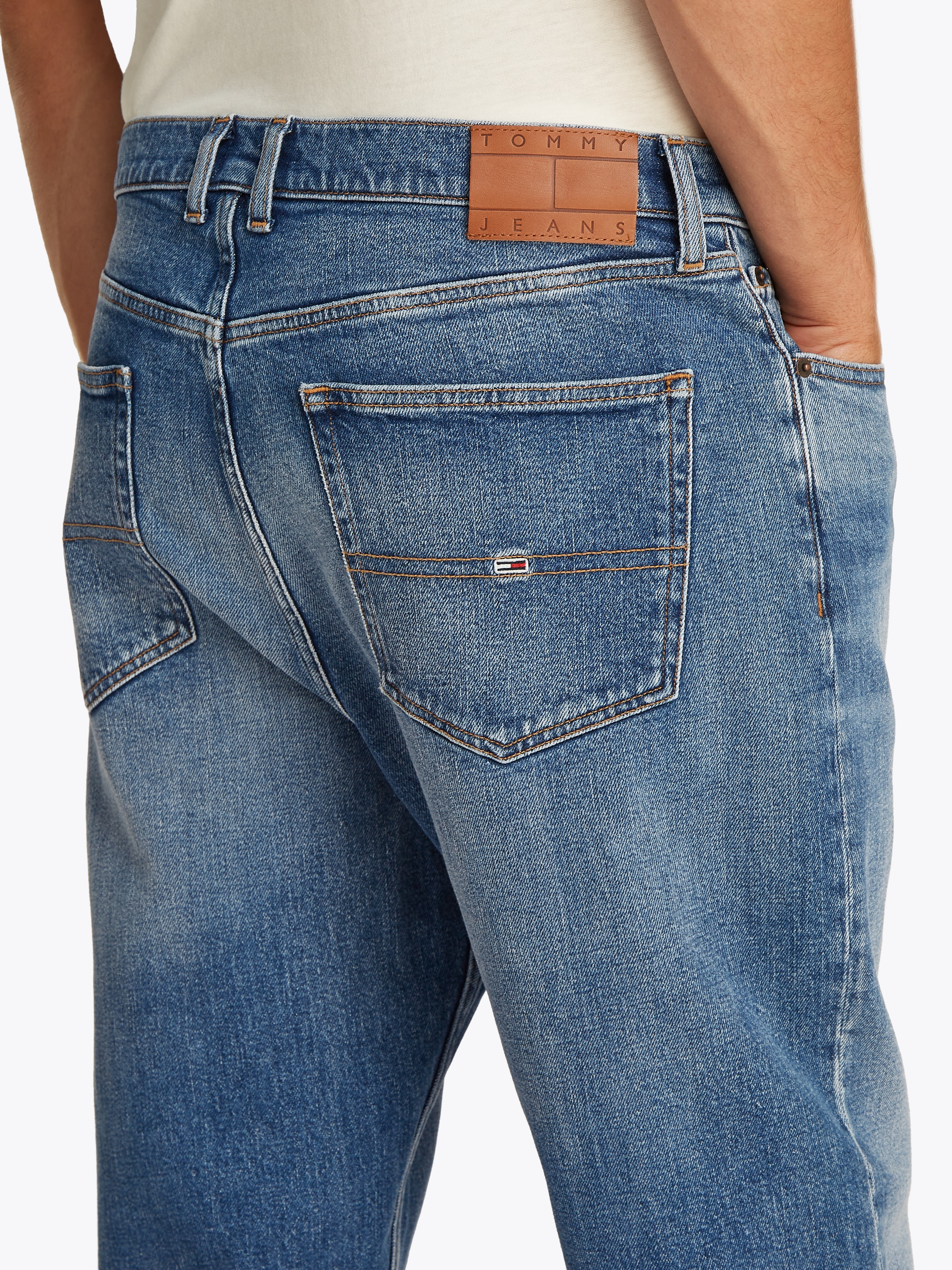 Tommy Jeans Gerade Jeans »Isaac Relaxed Tapered«, Mit Gürtelschlaufen