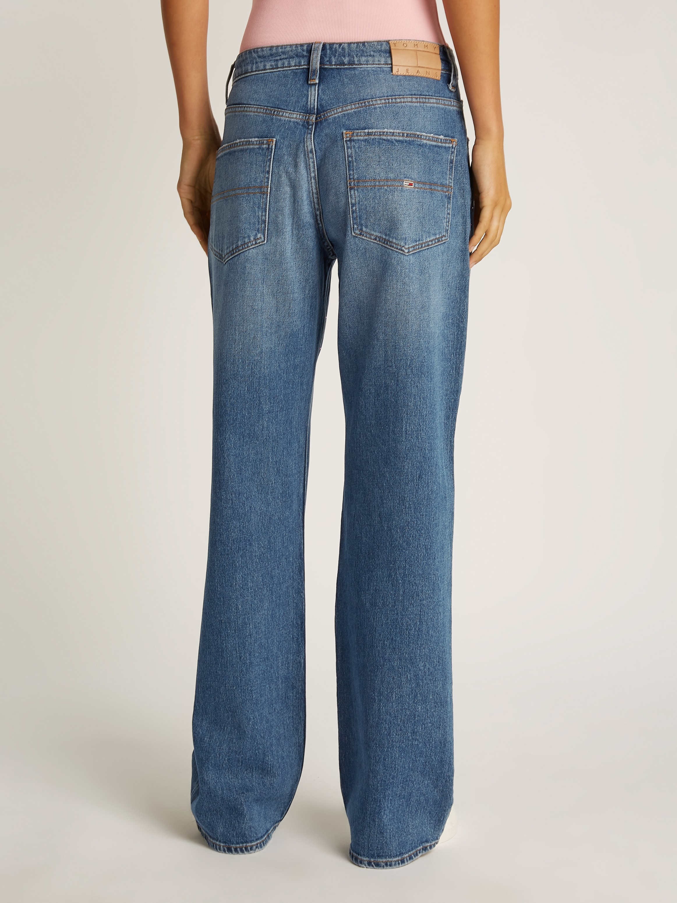 Tommy Jeans Straight-Jeans »Mia Mid Rise Relaxed Straight«, mit Strass-Steinen