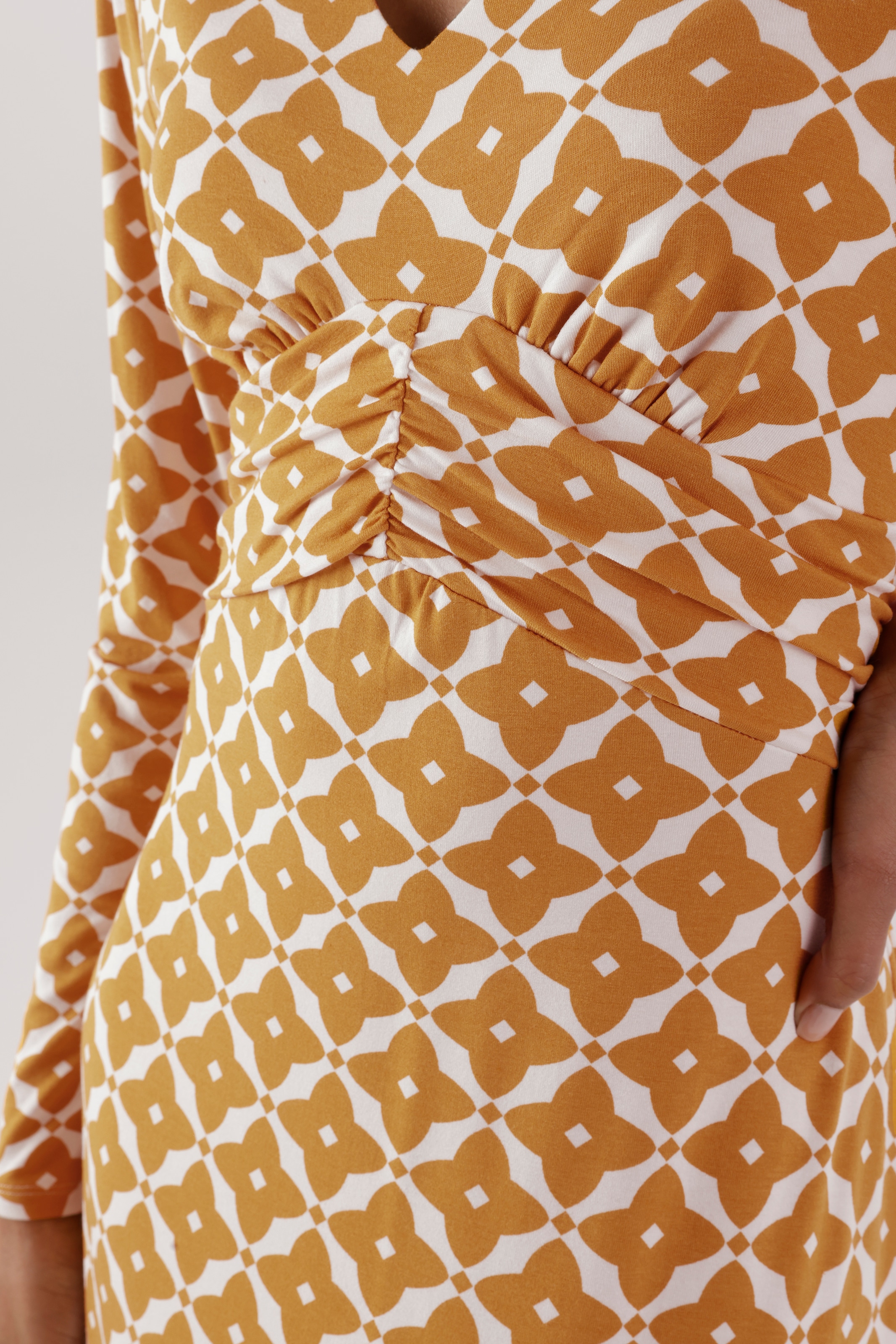 Aniston SELECTED Midikleid mit eleganten, grafischen Druckverlauf