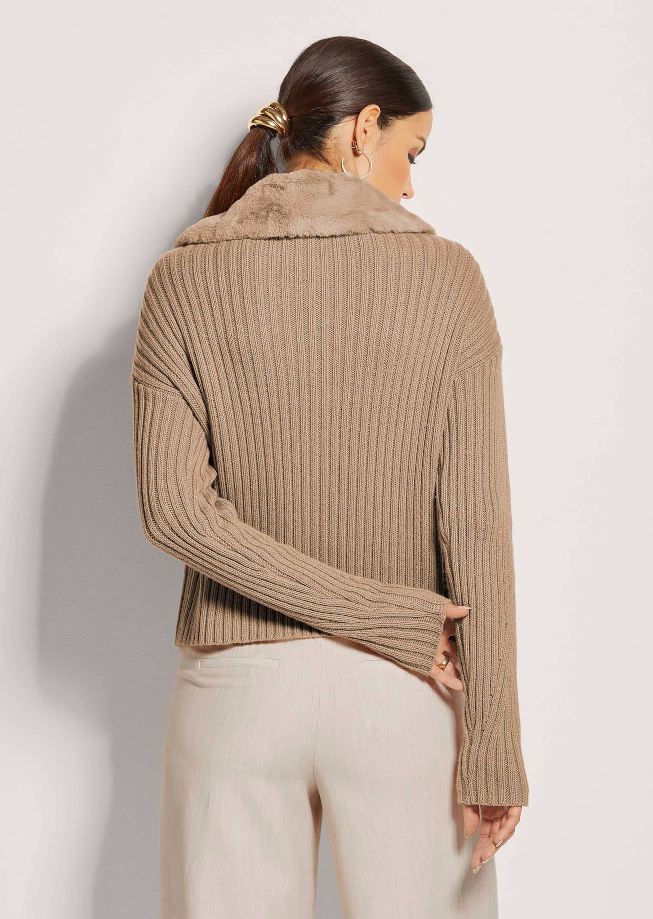 MADELEINE Strickjacke »Strickjacke Strickjacke mit Webpelzkragen«