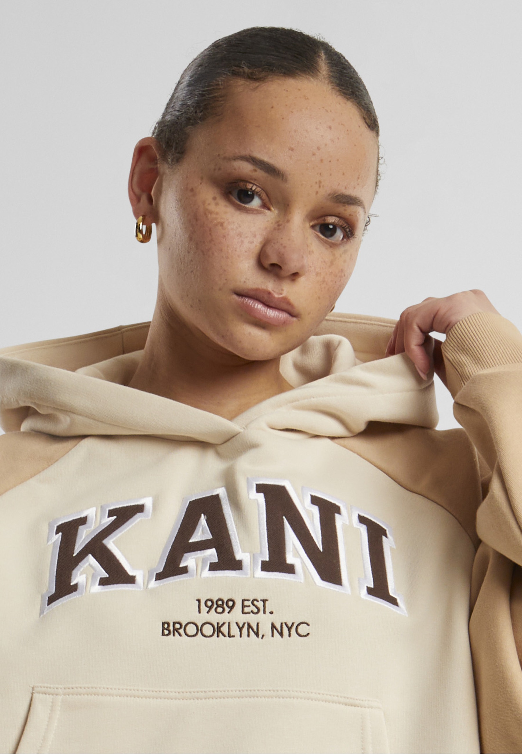 Karl Kani Kapuzenpullover »Karl Kani Damen KW224-005-2 KK Serif Crop Raglan Hoodie« 1 Stk.