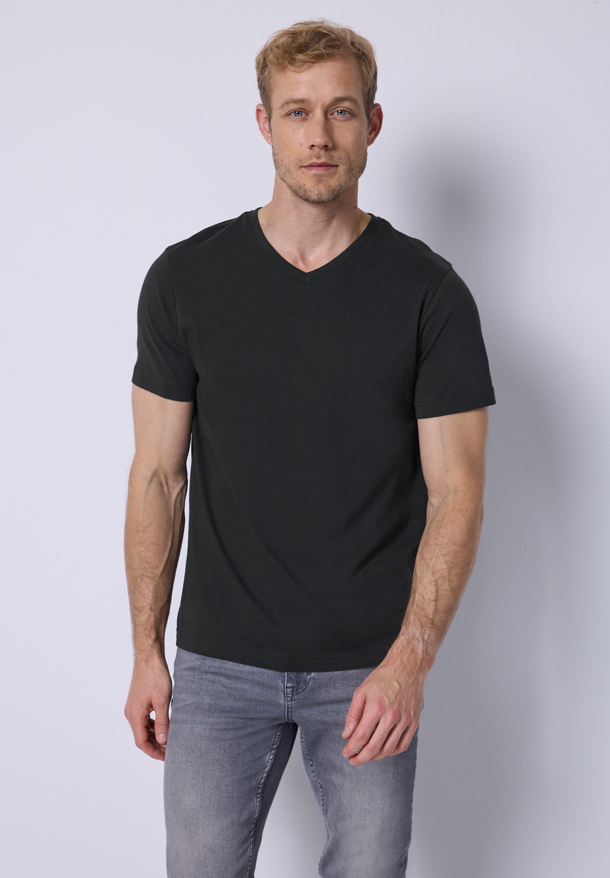 STREET ONE MEN mit V-Ausschnitt