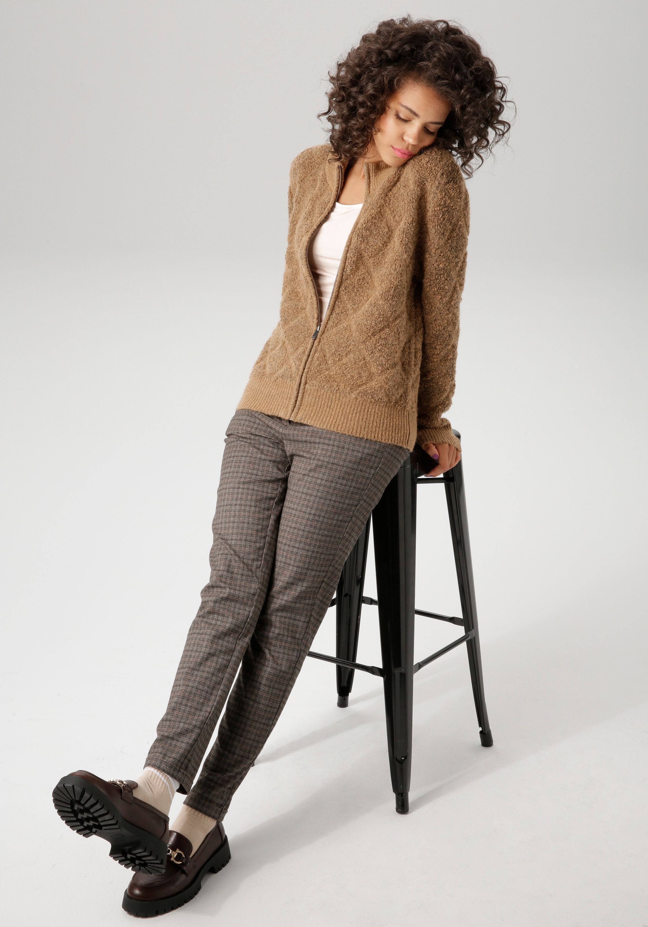 Aniston CASUAL Strickjacke, mit dezentem Rauten-Muster im 3D-Effekt - NEUE KOLLEKTION