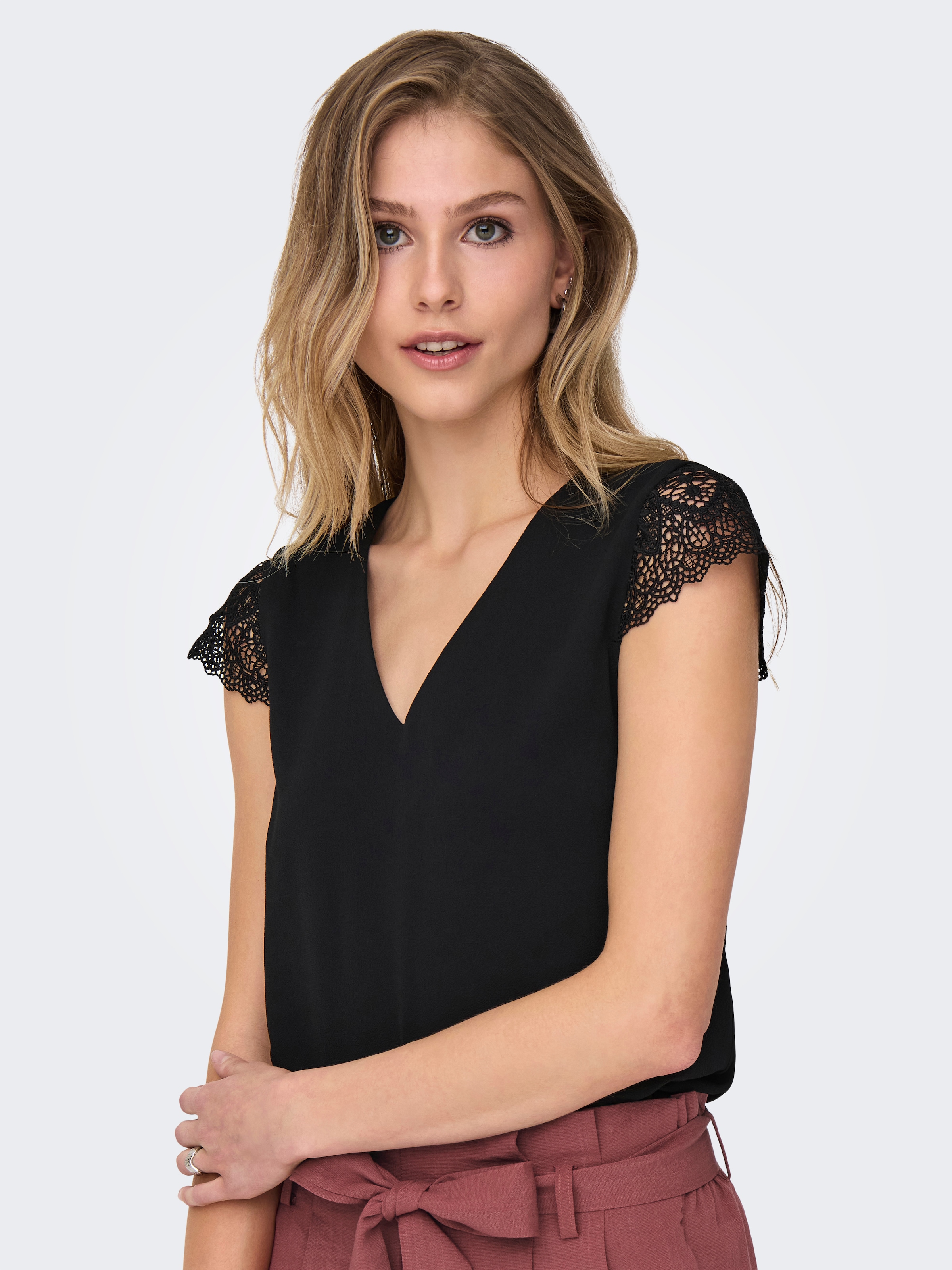 ONLY Kurzarmshirt »ONLELVA FR S/S LACE V-NECK TOP CS PTM«