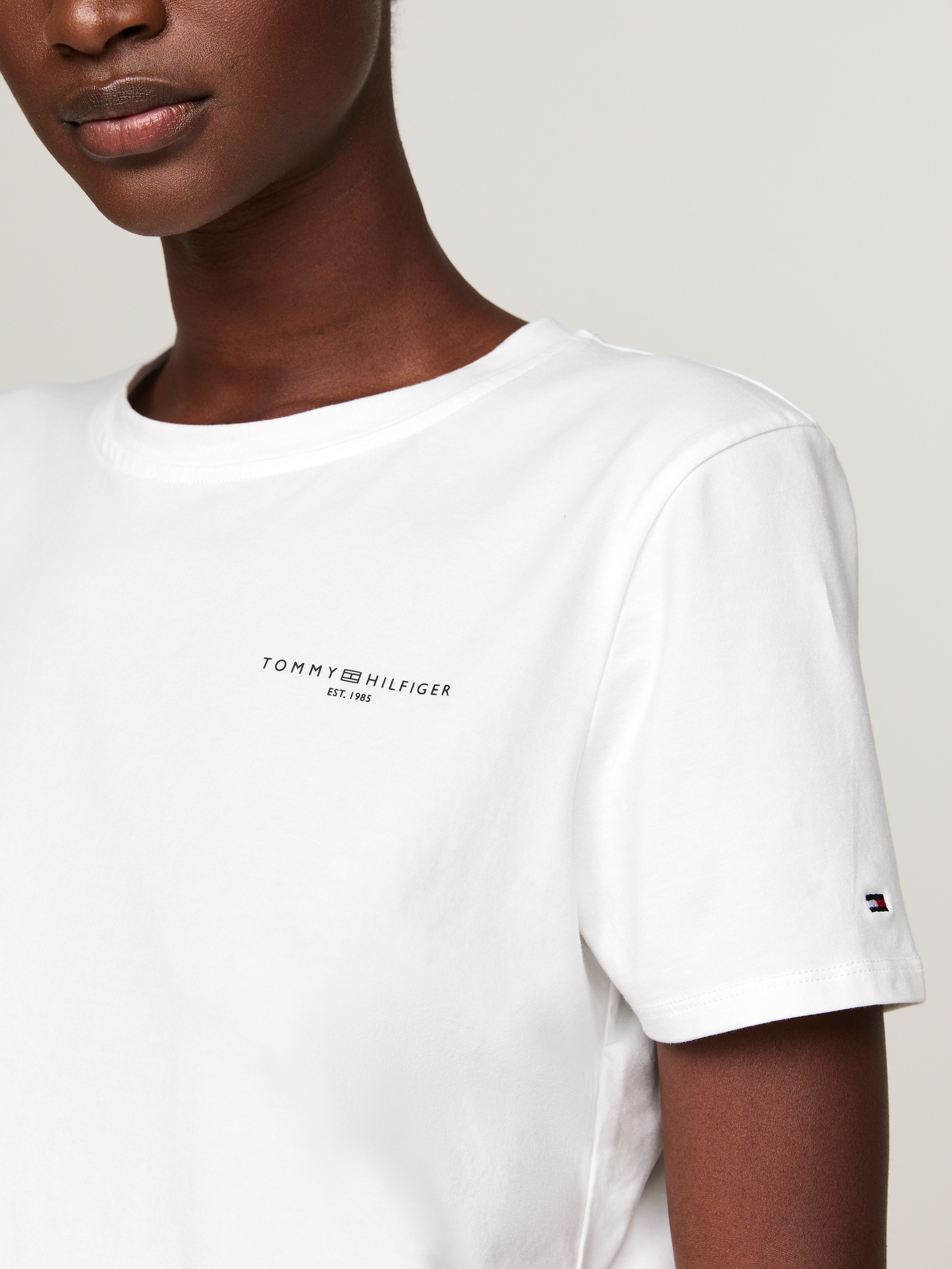 Tommy Hilfiger Rundhalsshirt »1985 REG MINI CORP LOGO C-NK SS«, mit Tommy Hilfiger Logoschriftzug und Bestickung