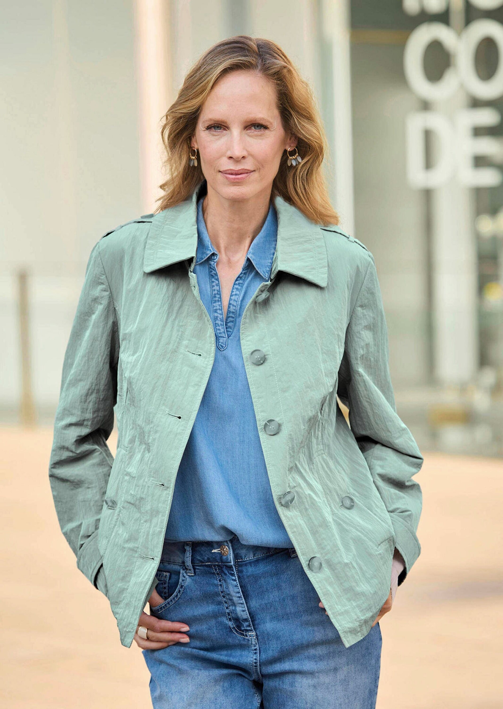 Blouson GOLDNER "Übergangsjacke mit Crash-Optik", Damen, Gr. 44, grün (salbei), Obermaterial: 55% Polyamid PA. 45% Polyester PES., figurumspielend, Jacken Blouson, Sattel mit bedruckten Konbtrastfutter 3